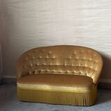 Canapé crapaud capitonné en velours moutarde