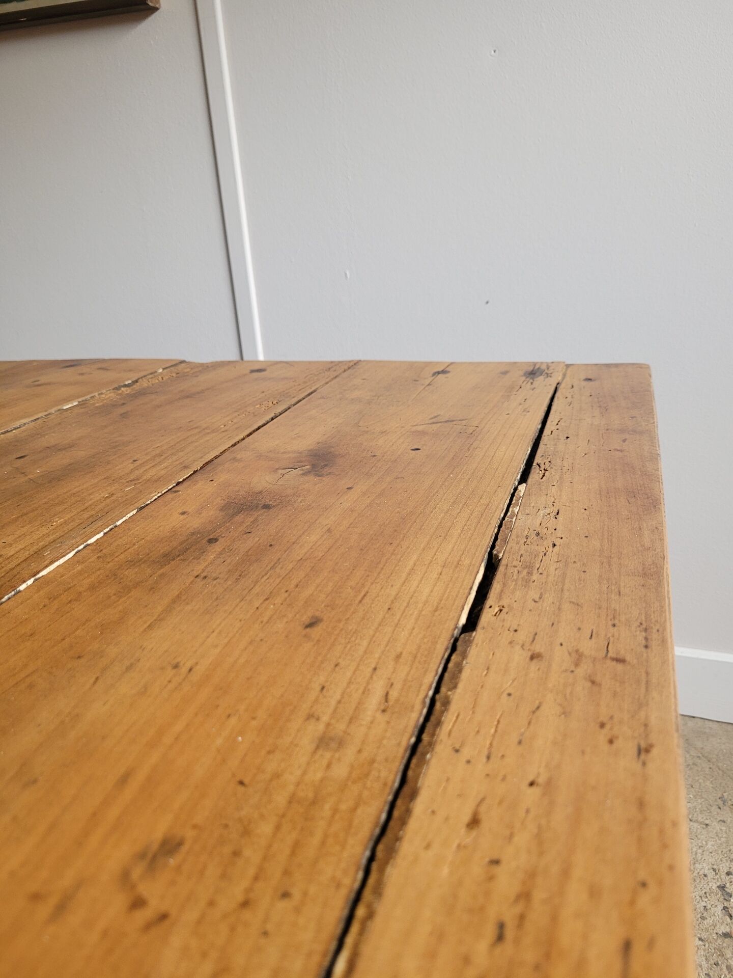 Wooden coffee table with turned legs