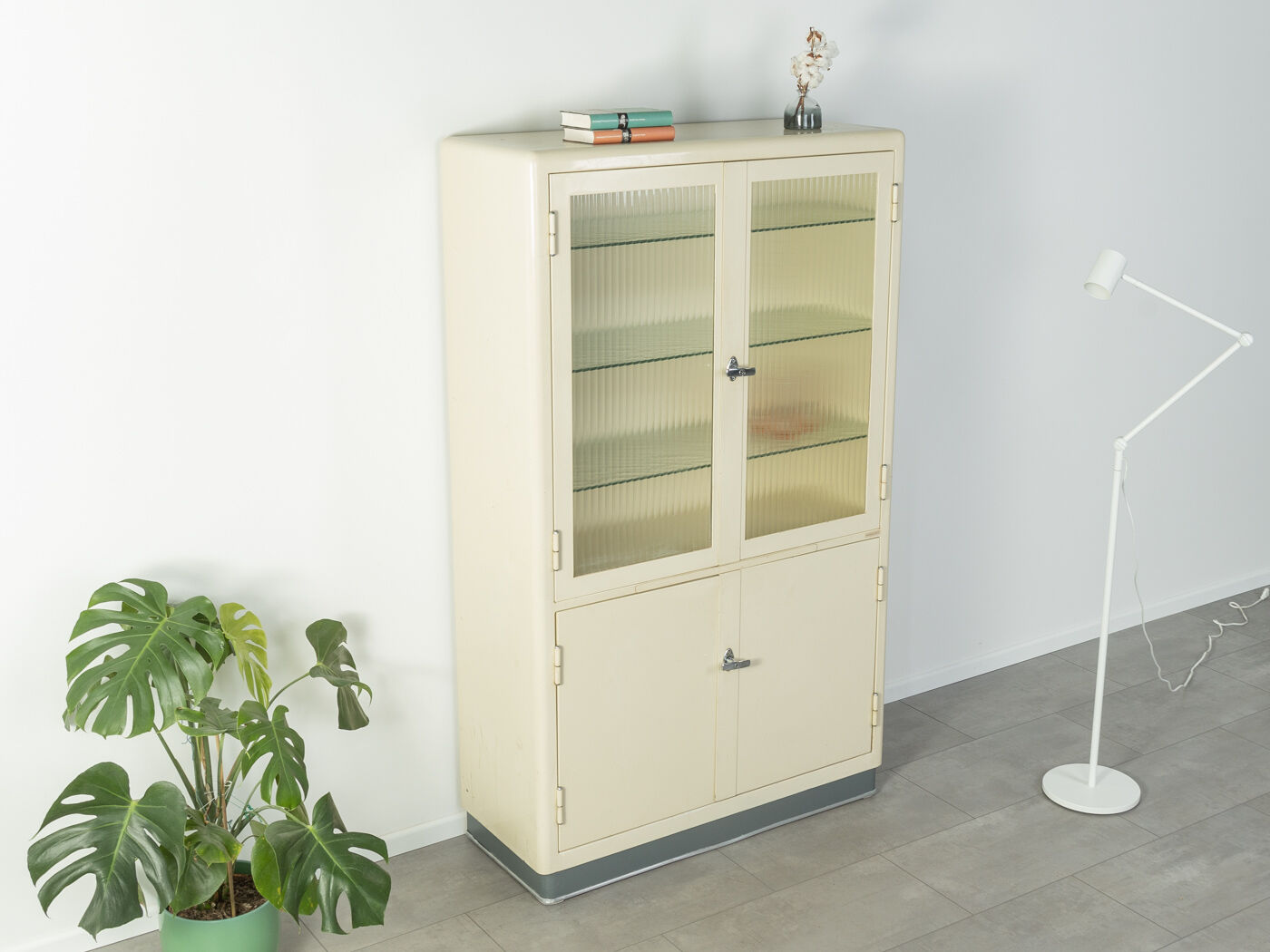 Armoire à pharmacie des années 1950 , Maquet