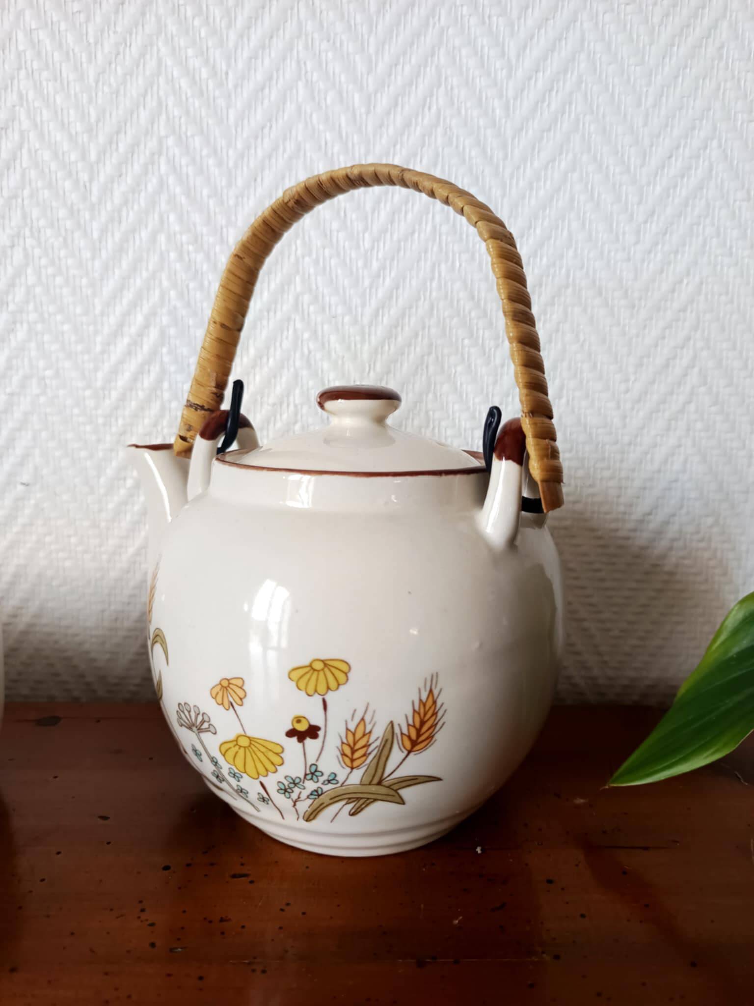 Asian tea service with flowers 1970