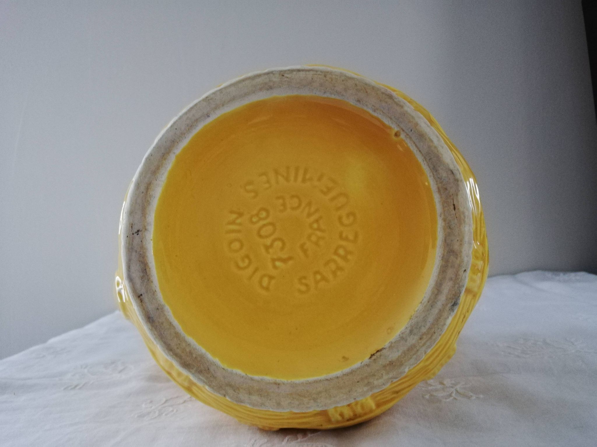 Pichet jaune en barbotine Digoin Sarreguemines vintage années 60