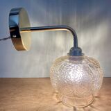 Applique coudée dorée globe vintage en verre ambré