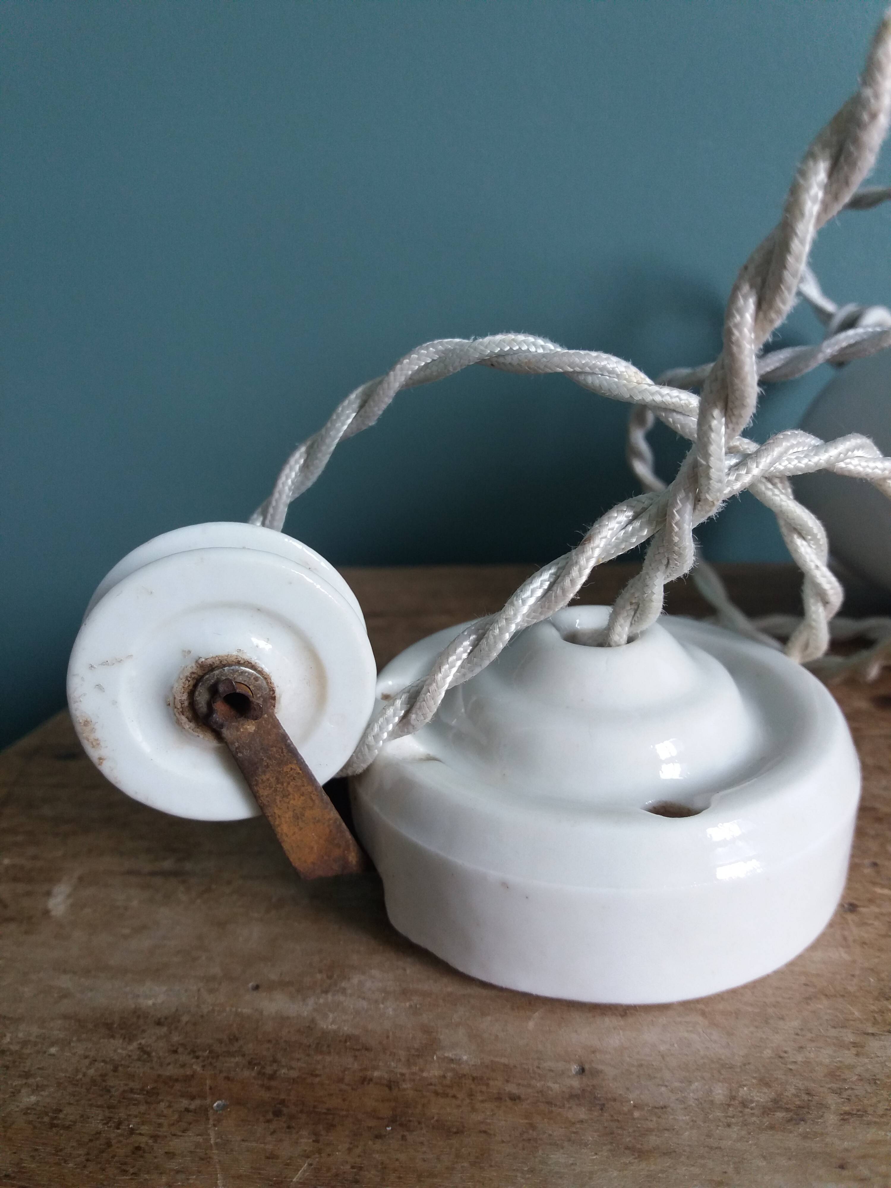 Adjustable "rise and fall" suspension, opaline and porcelain rise and fall