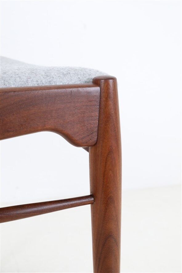 Chaise en teck Ærthøj Jensen & Mølholm entièrement restaurée avec un revêtement en feutre de laine / Design danois moderne du milieu du siècle / Années 1960