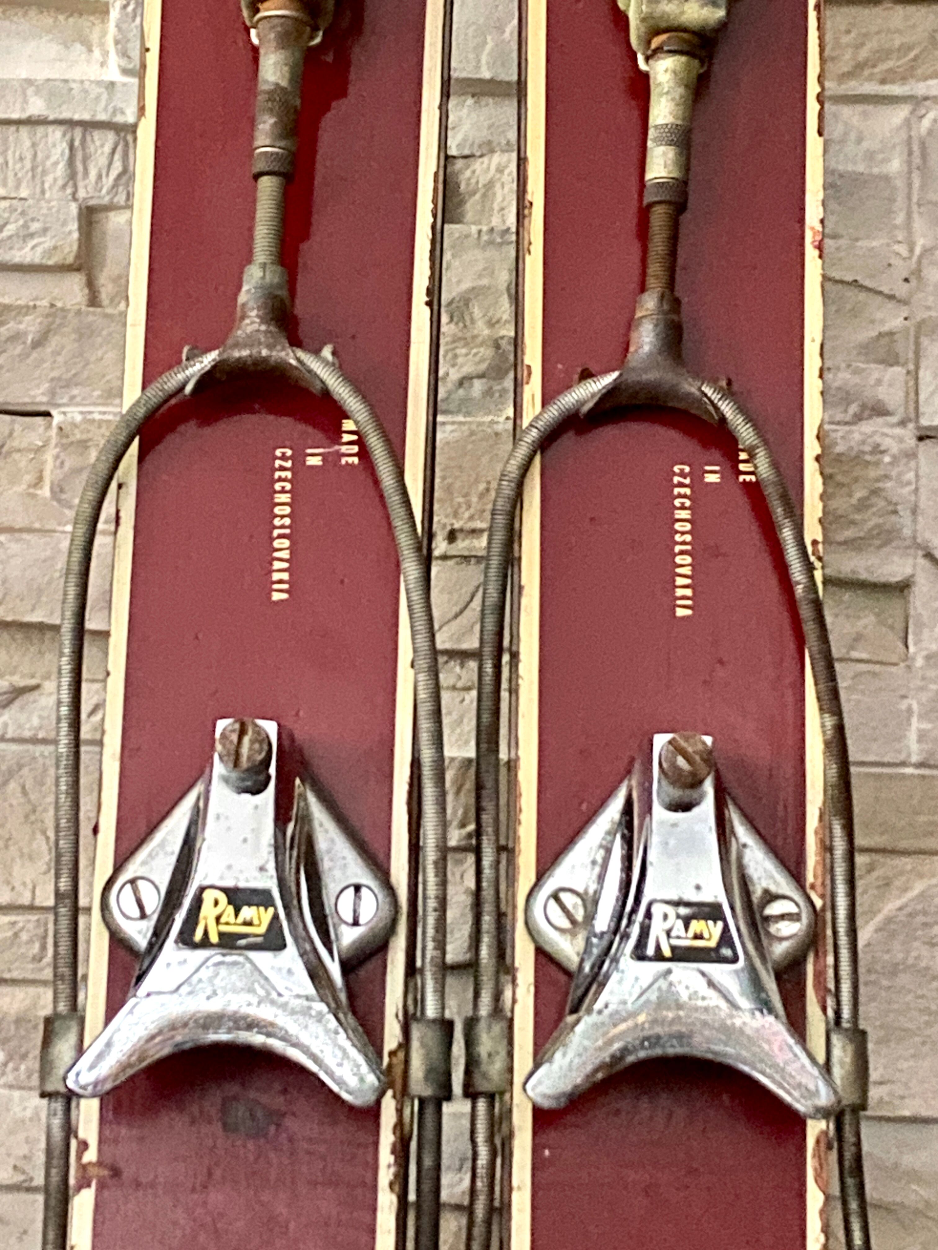 Paire de ski vintage en bois