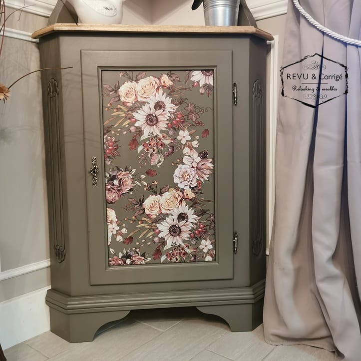 Corner cabinet