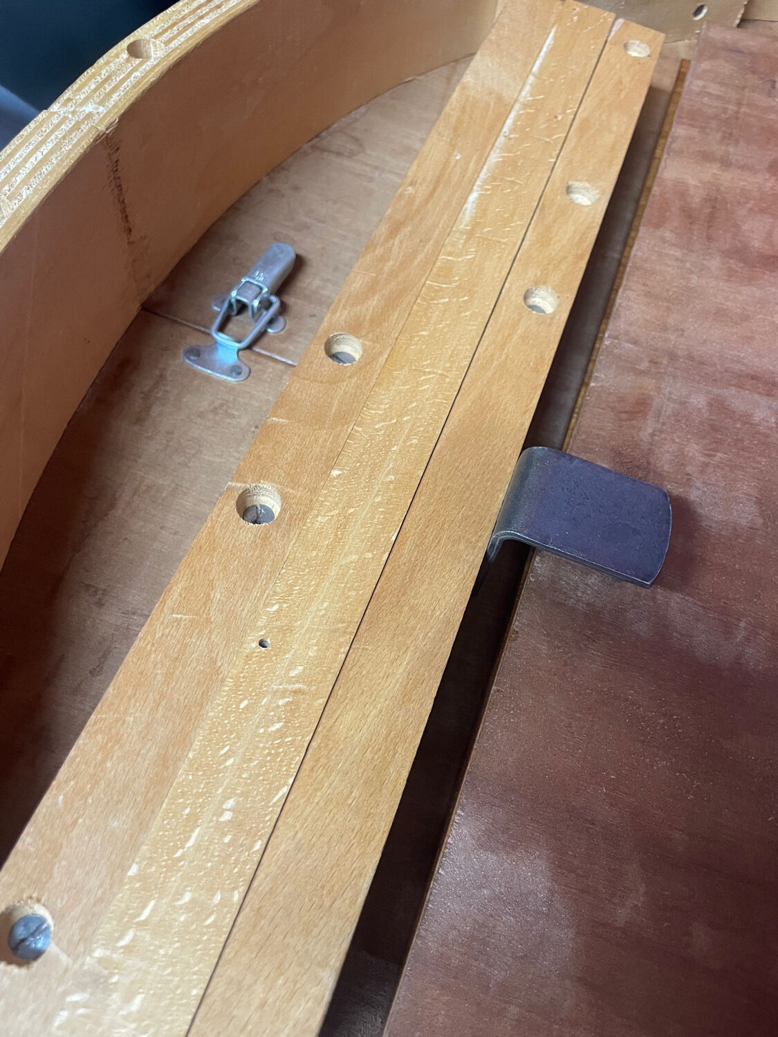 Round extendable dining table in wood, 1960