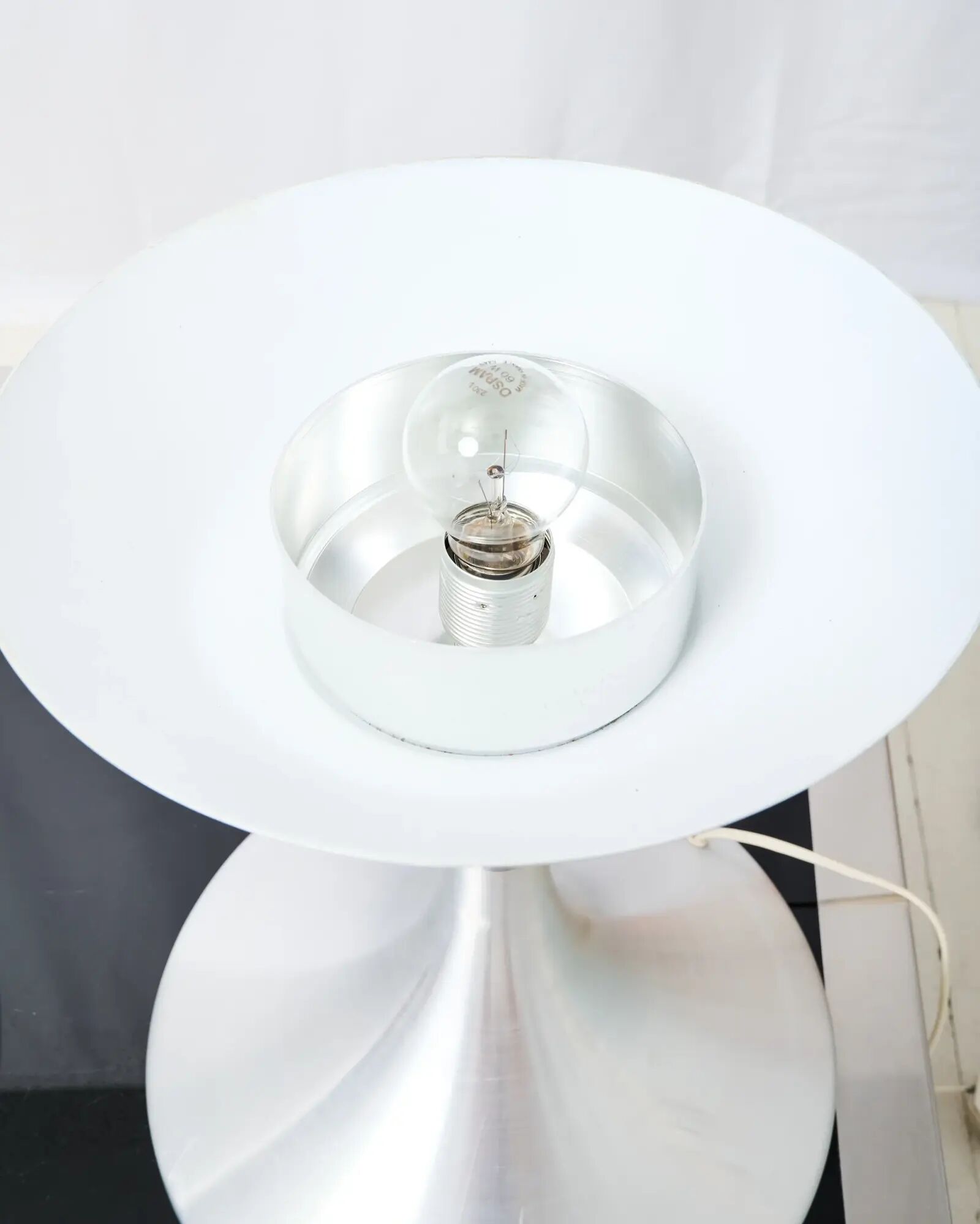 Lampe à poser XXL, Space age en aluminium brossé et opaline, 1970
