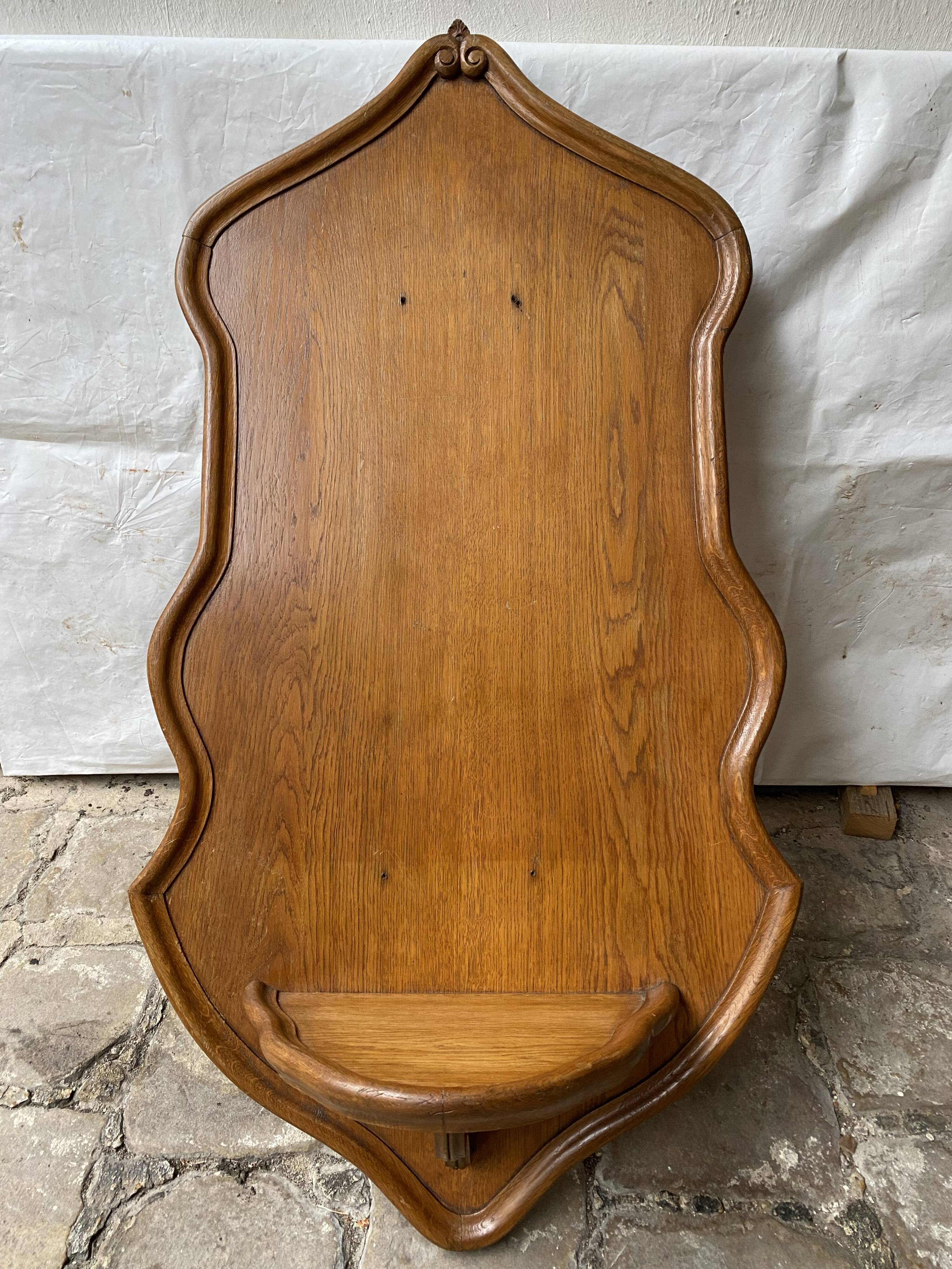 Wall-mounted bracket for statue