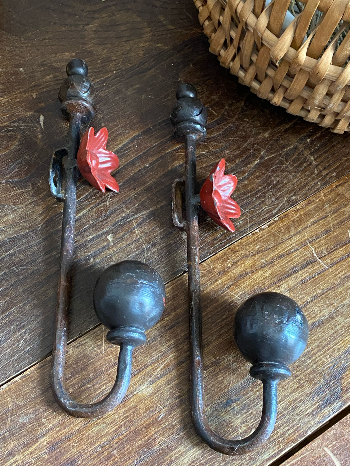 Pair of wall hooks in cast iron