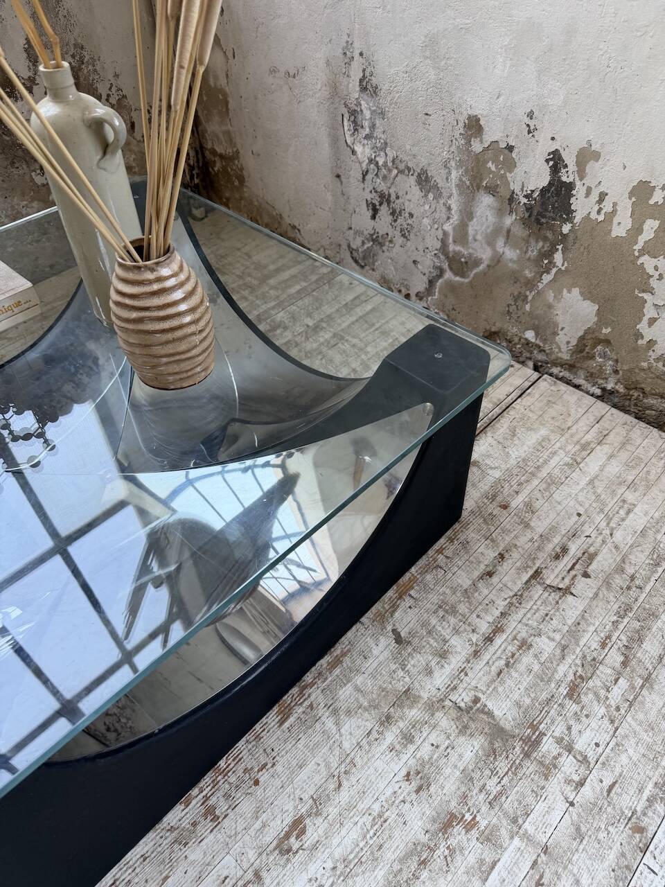 Table basse socle moulé et chrome, années 70