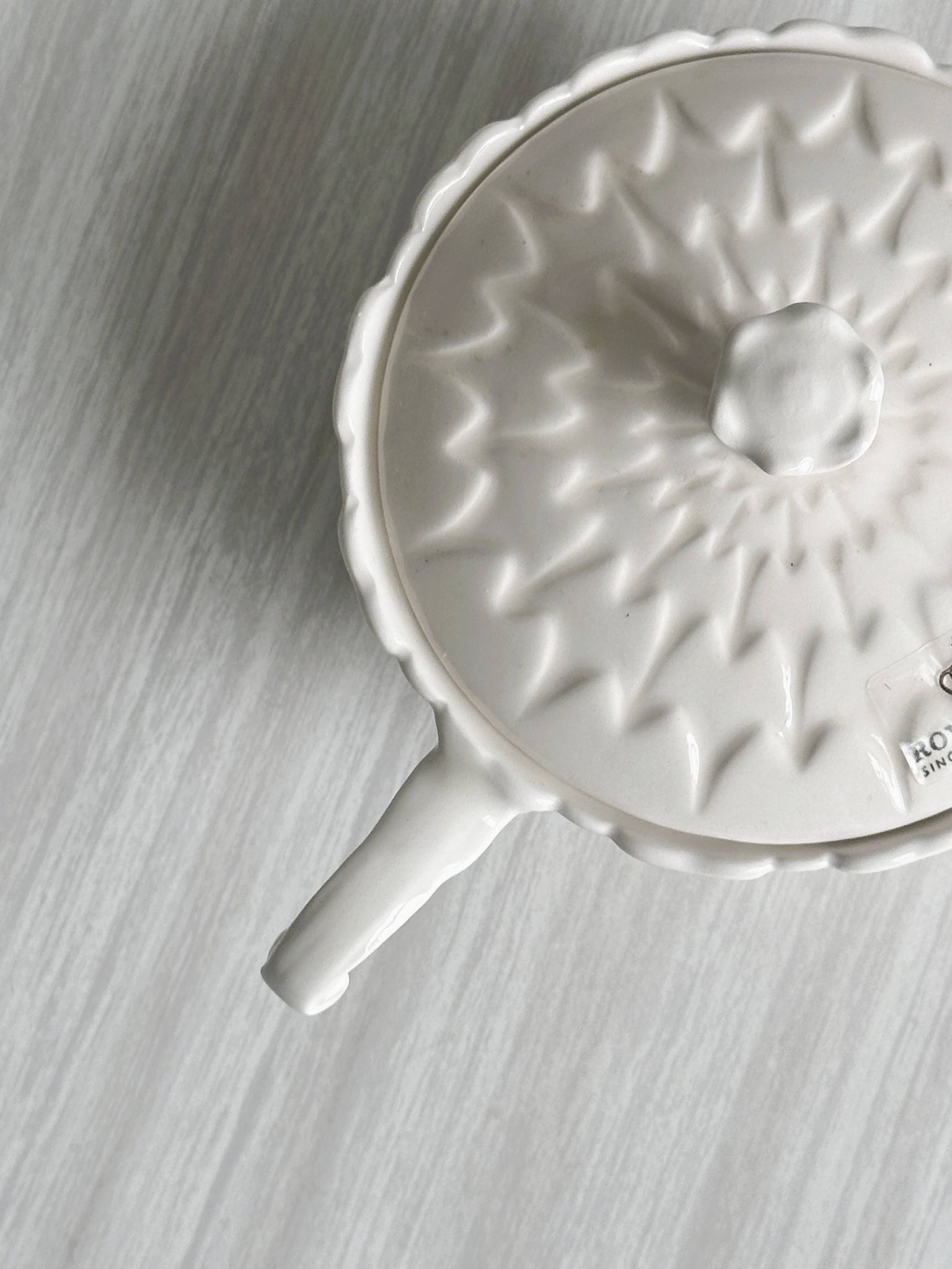 Sucrier ou boîte à condiments, porcelaine blanche