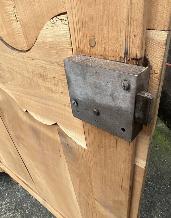 Ancienne bonnetière Louis XV, bois fruitier, restaurée – 1 porte, 3 étagère