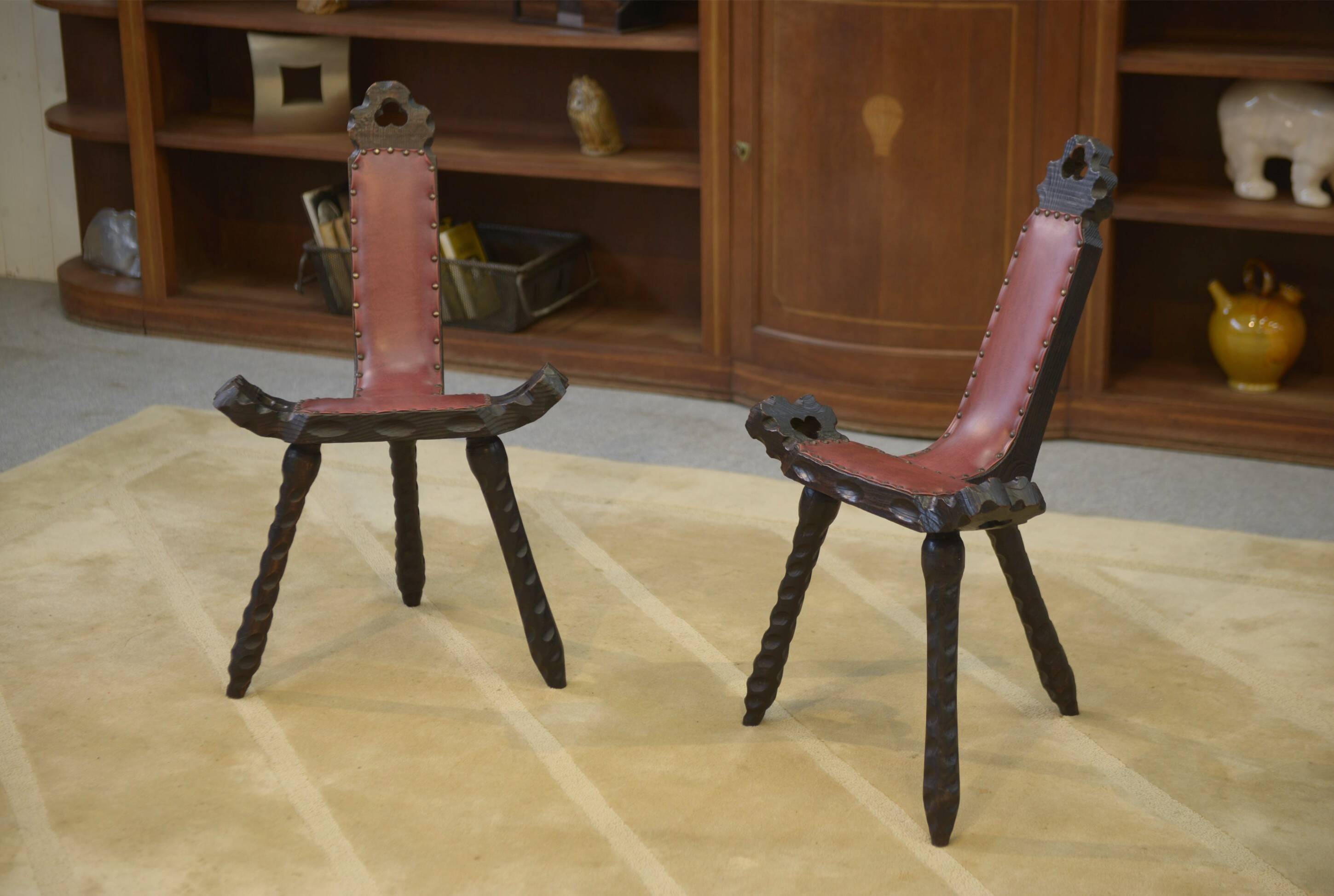 Paire de tabourets tripodes brutalistes en pin 1950’s