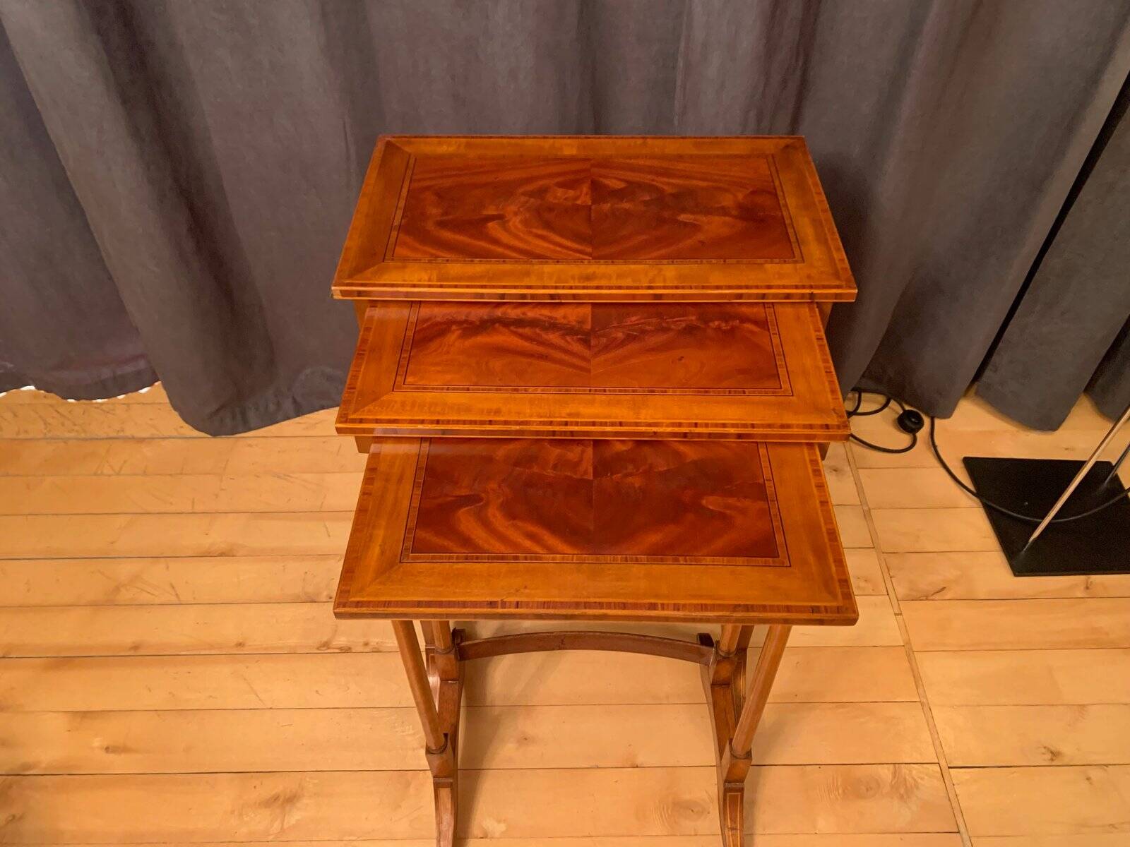 Tables édouardiennes du 20e siècle, années 1890, ensemble de 3