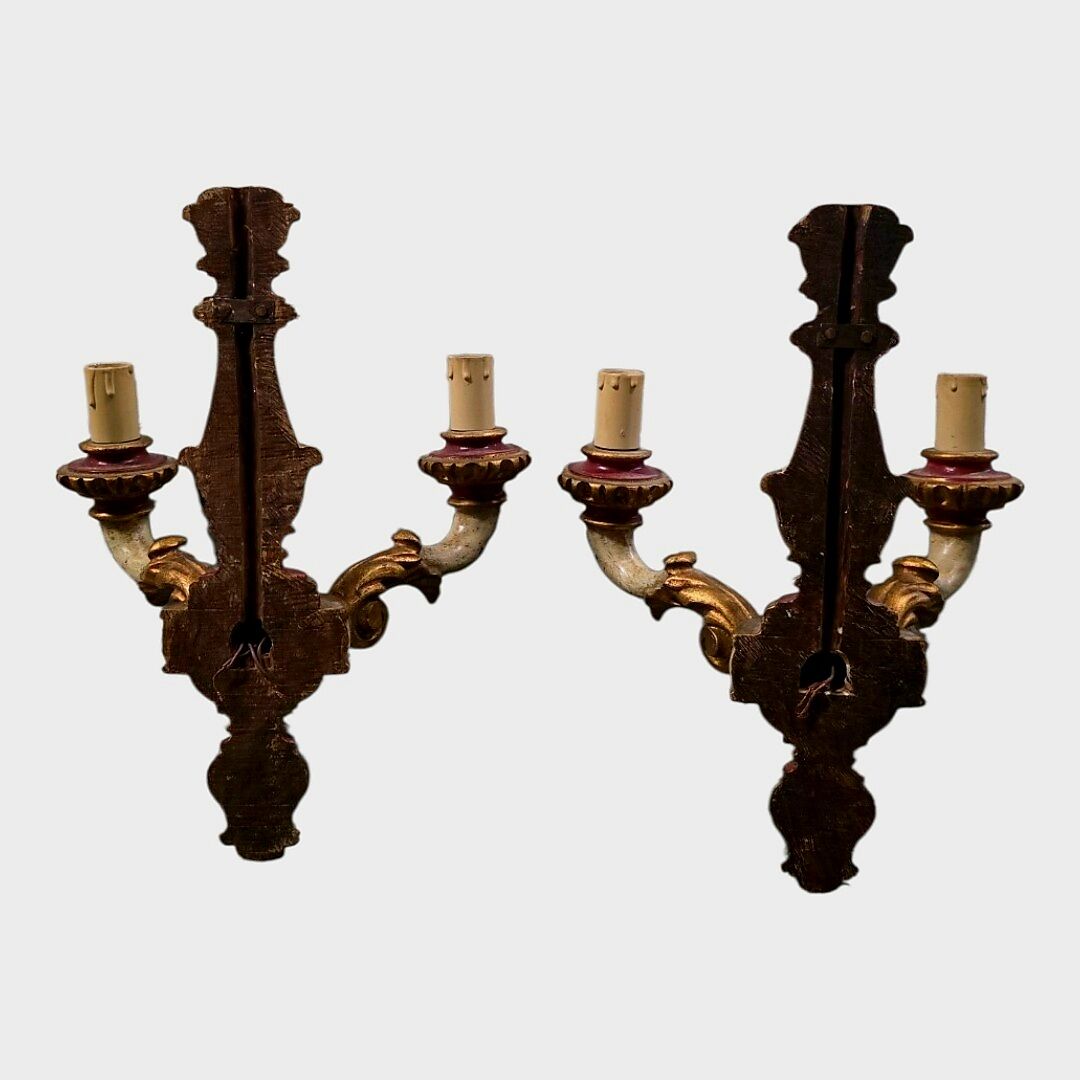Paire d'appliques Louis XV en bois sculpté et polychrome – XIXe