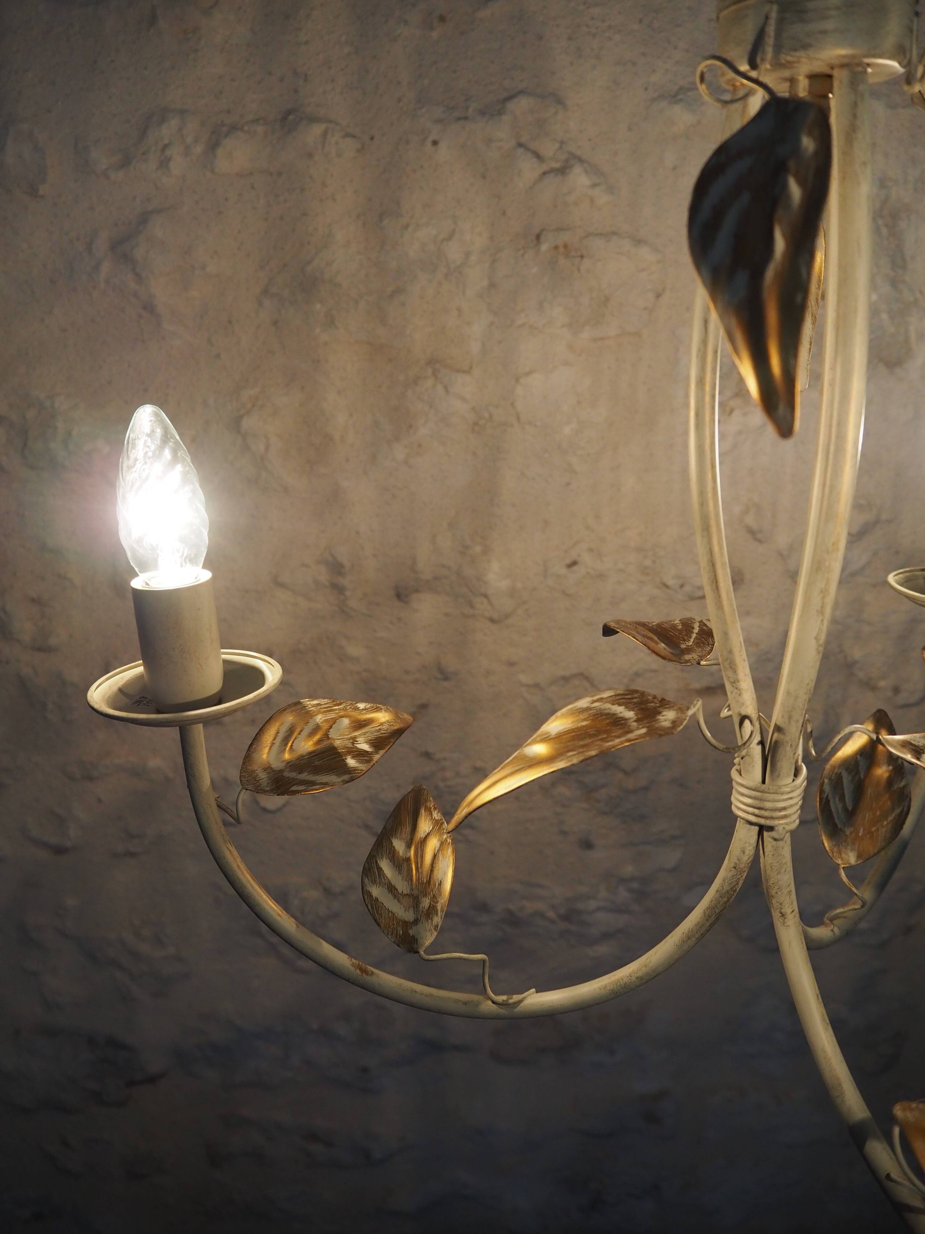 3-light pendant light in off-white color, gold edging and gold leaves