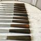 Lot de 11 couteaux à dents en bois années 50