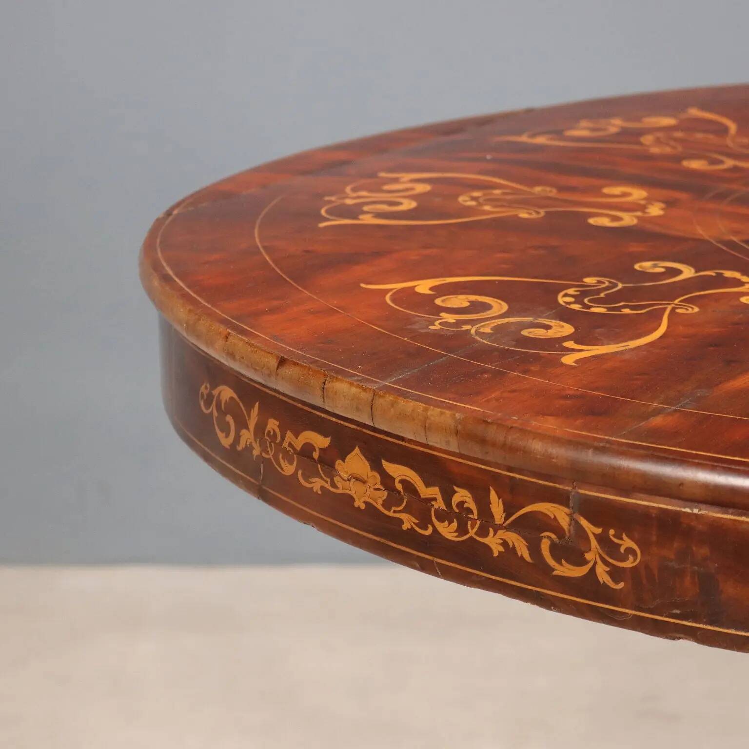 Table ancienne Charles X en acajou marqueté, Italie, XIXe siècle