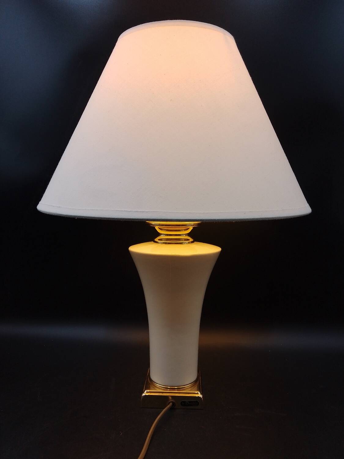 Belle lampe de table laiton et porcelaine du milieu du siècle maison le dauphin