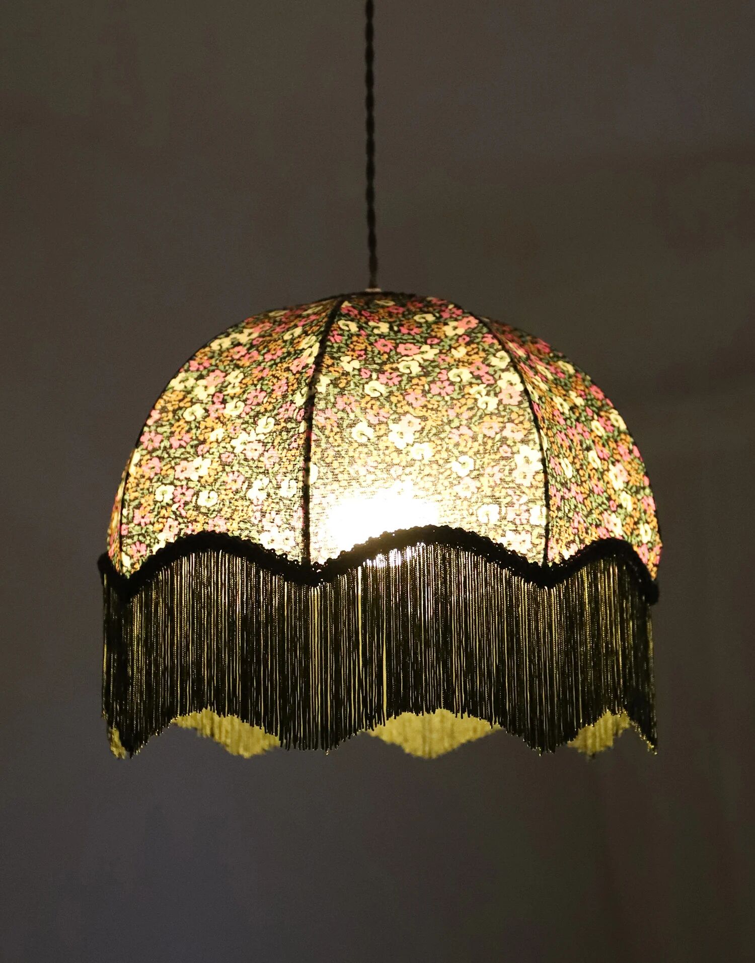 Suspension vintage recyclée à franges — forme dôme et motif fleuri
