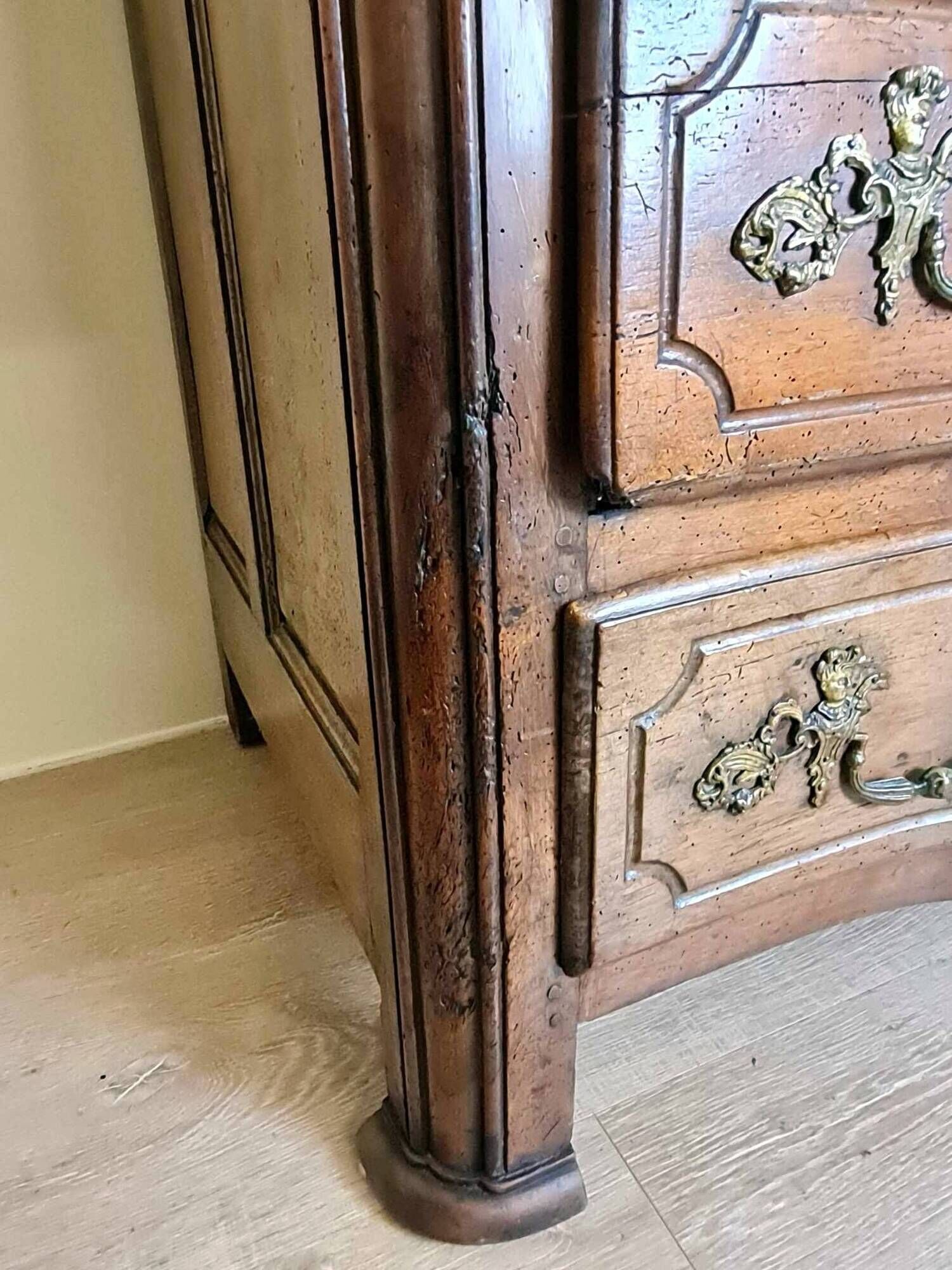 Louis XIV period Arbalette chest of drawers in solid walnut circa 1700