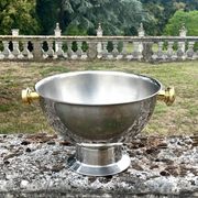 Grand seau à champagne en aluminium avec poignées dorées.
