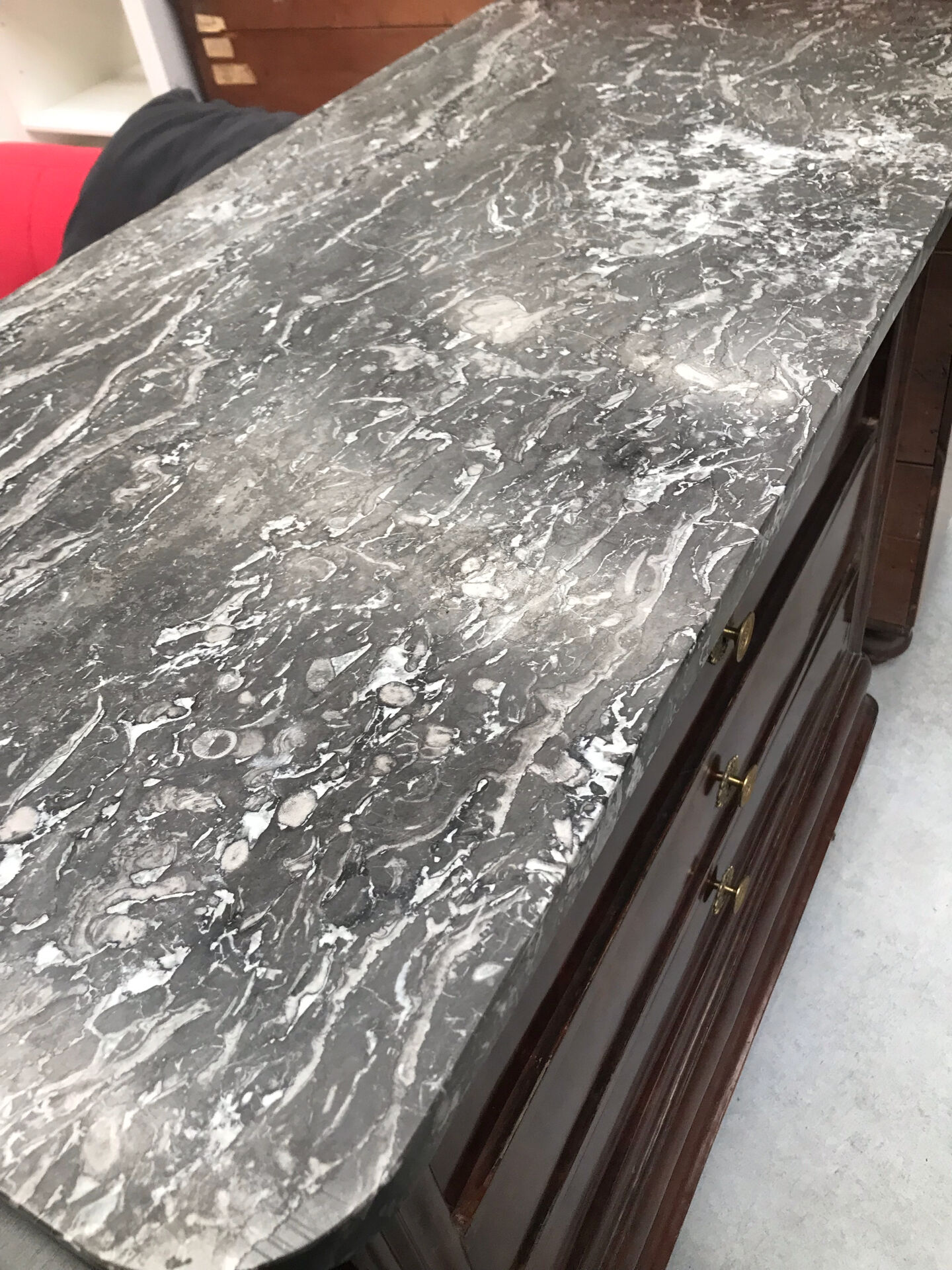 Commode à trois tiroir dessus marbre gris, de style second empire