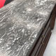 Commode à trois tiroir dessus marbre gris, de style second empire