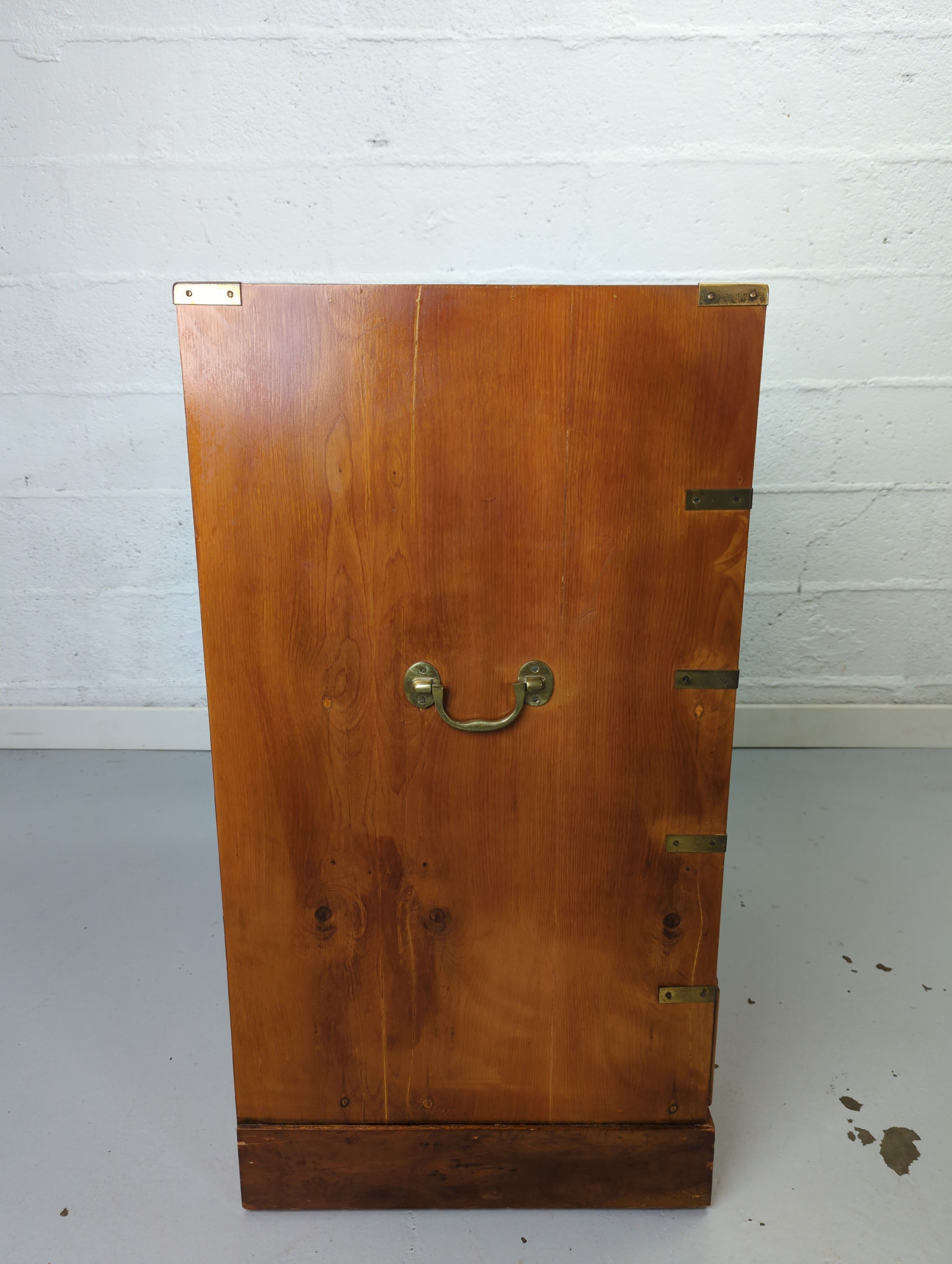 Commode marine secretary