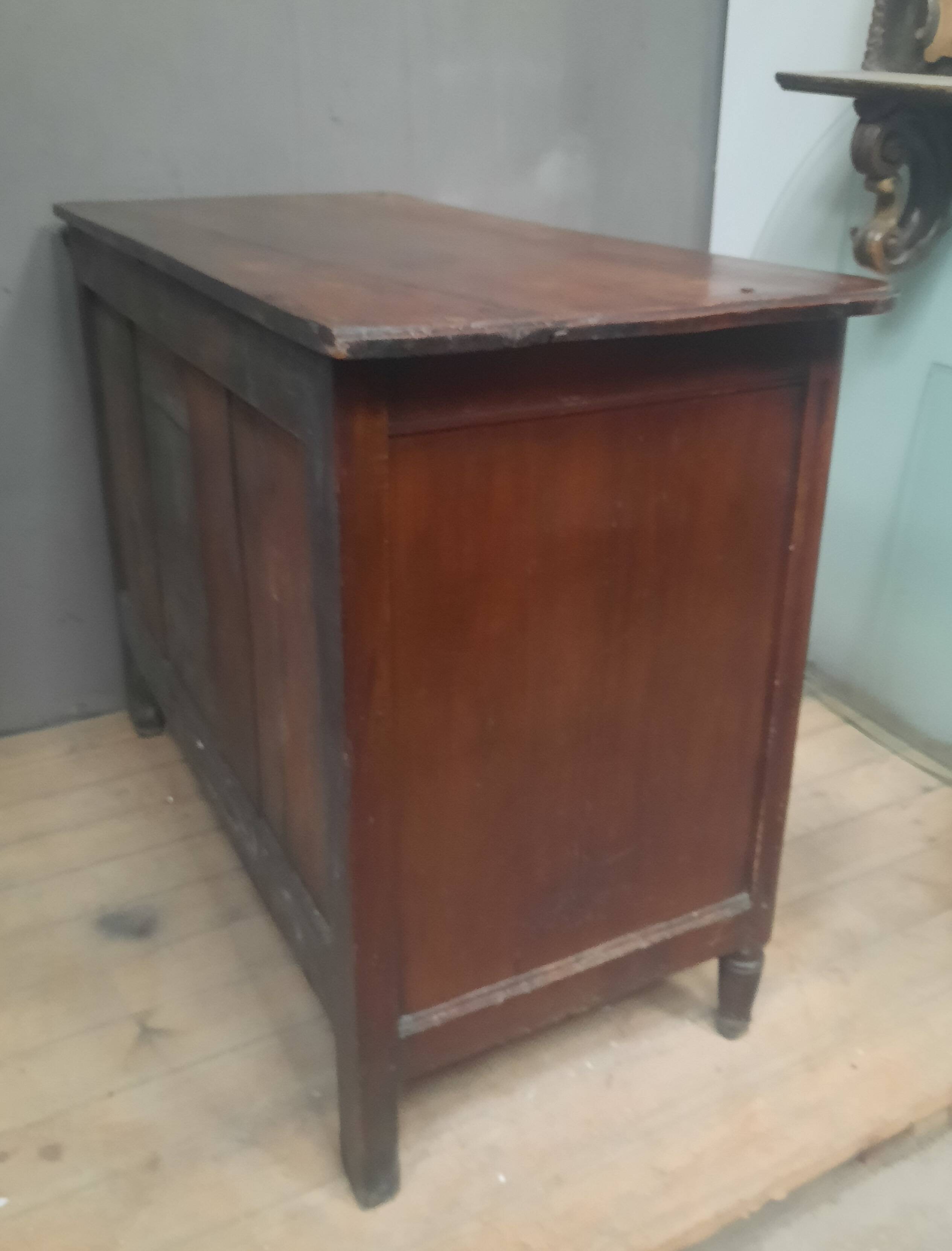 Eighteenth-century walnut chest of drawers