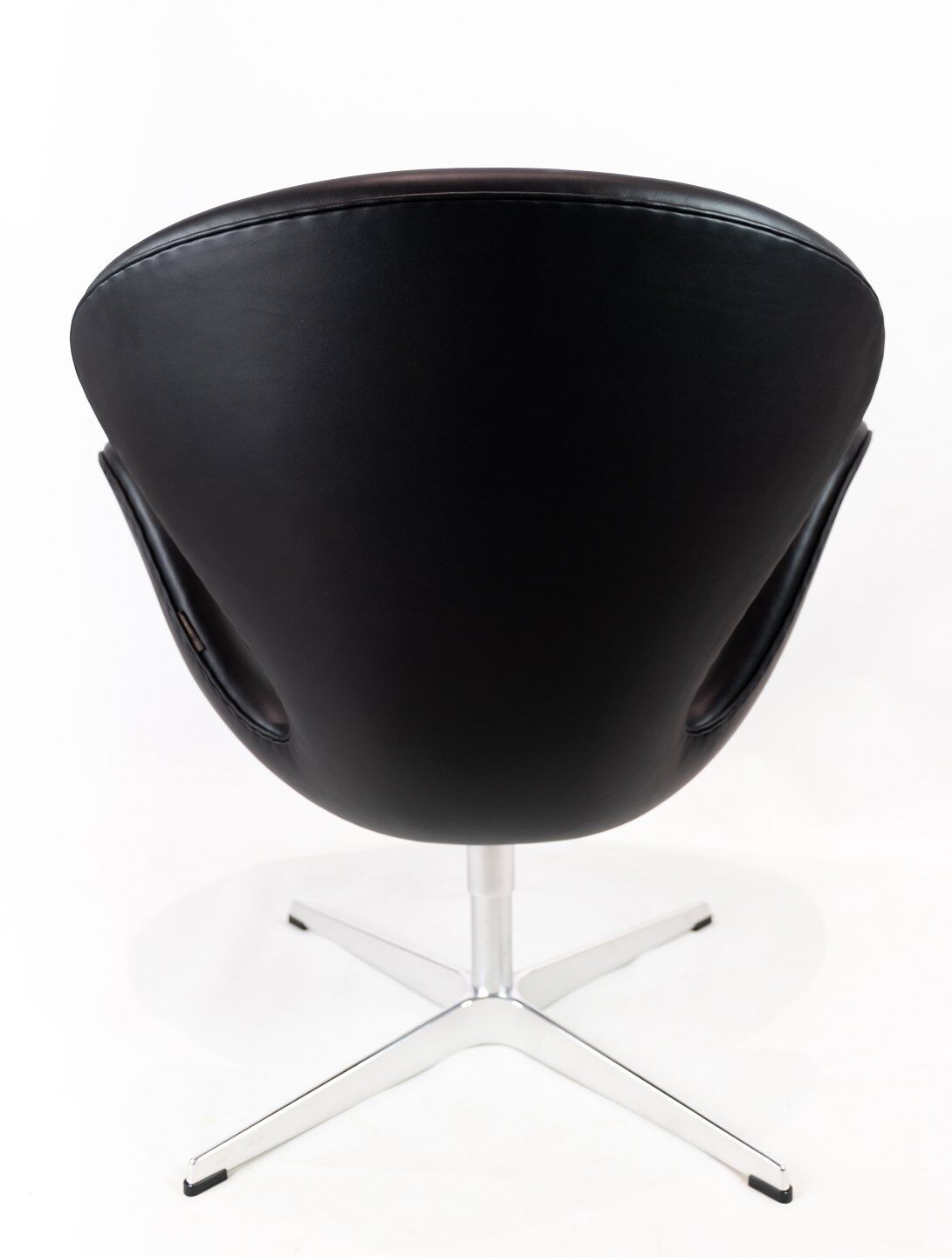 A pair of Swan chairs, model 3320, designed by Arne Jacobsen in 1958