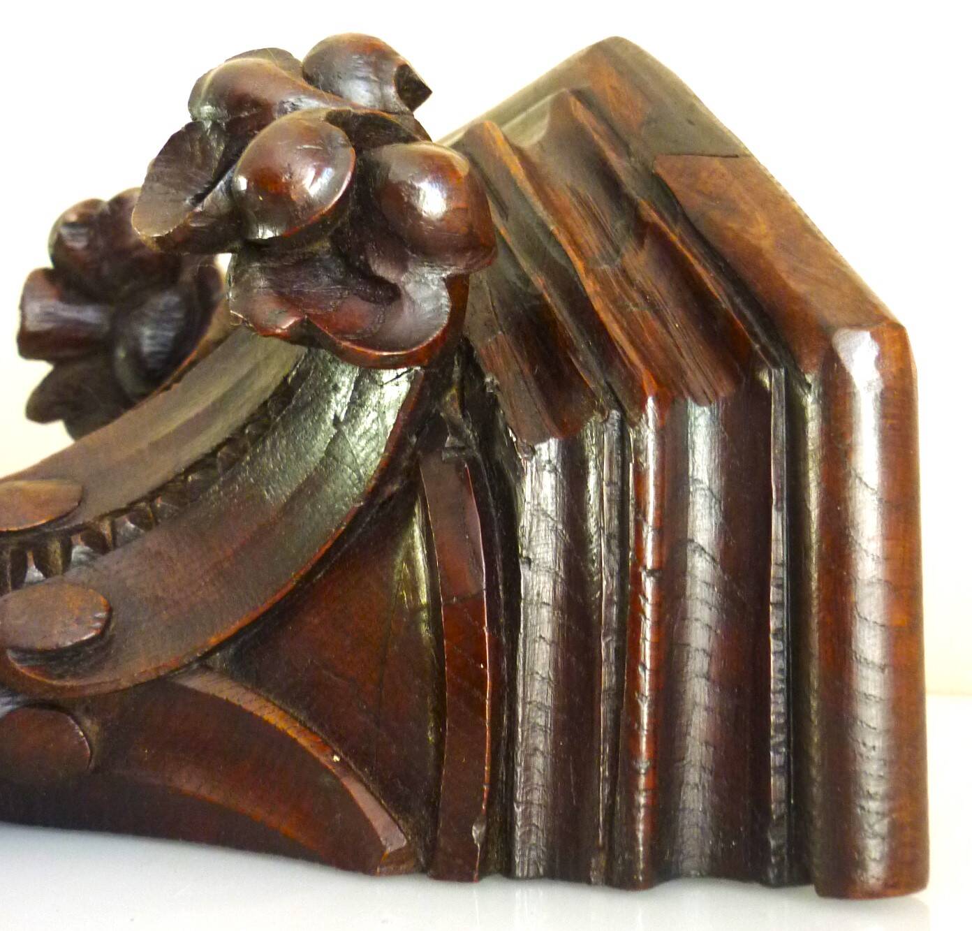 Etagère, applique murale ancienne, bois sculpté, porte statue