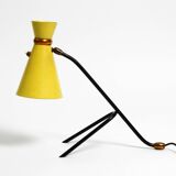 Grande lampe de table sur trépied de style mid-century moderne avec abat-jour diabolo jaune.