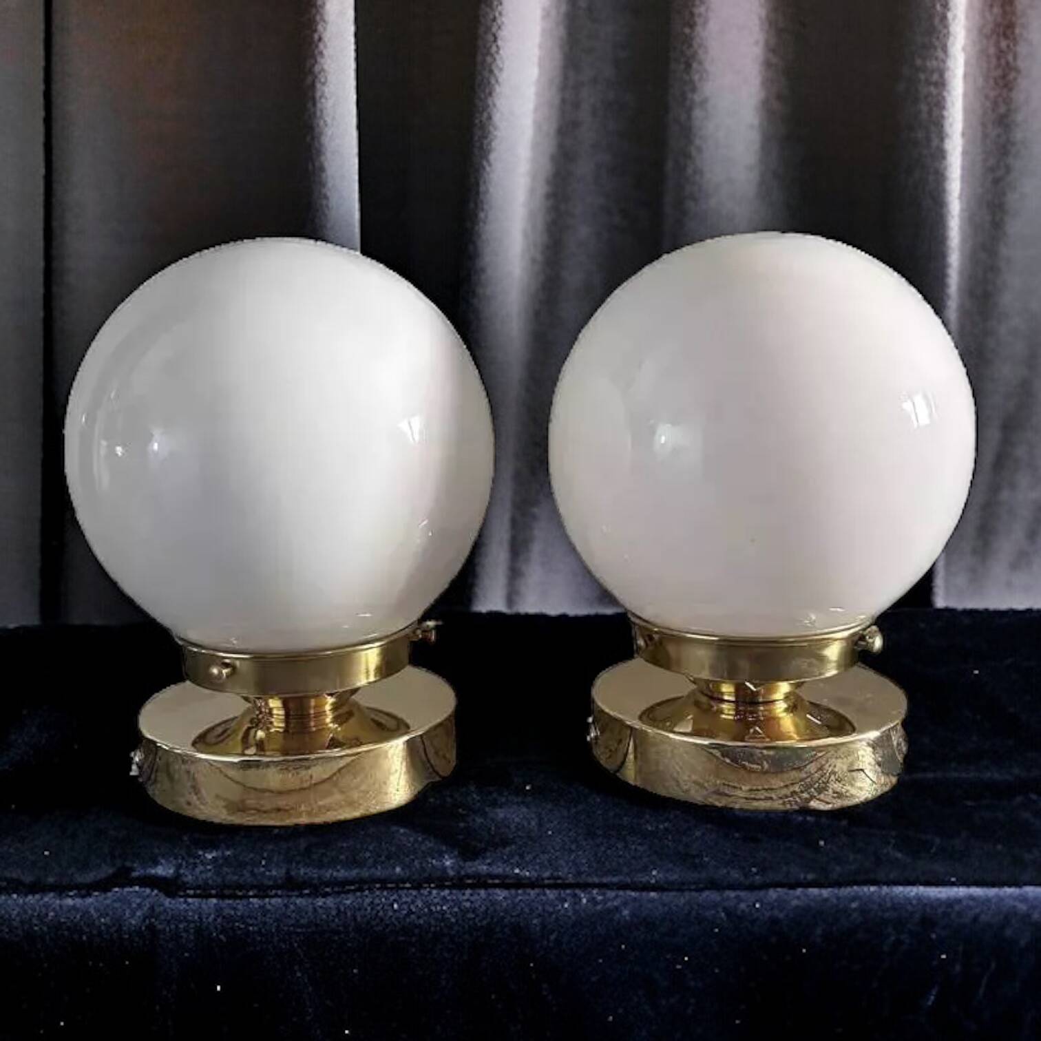 Paire d’appliques globes en opaline blanche