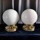 Paire d’appliques globes en opaline blanche