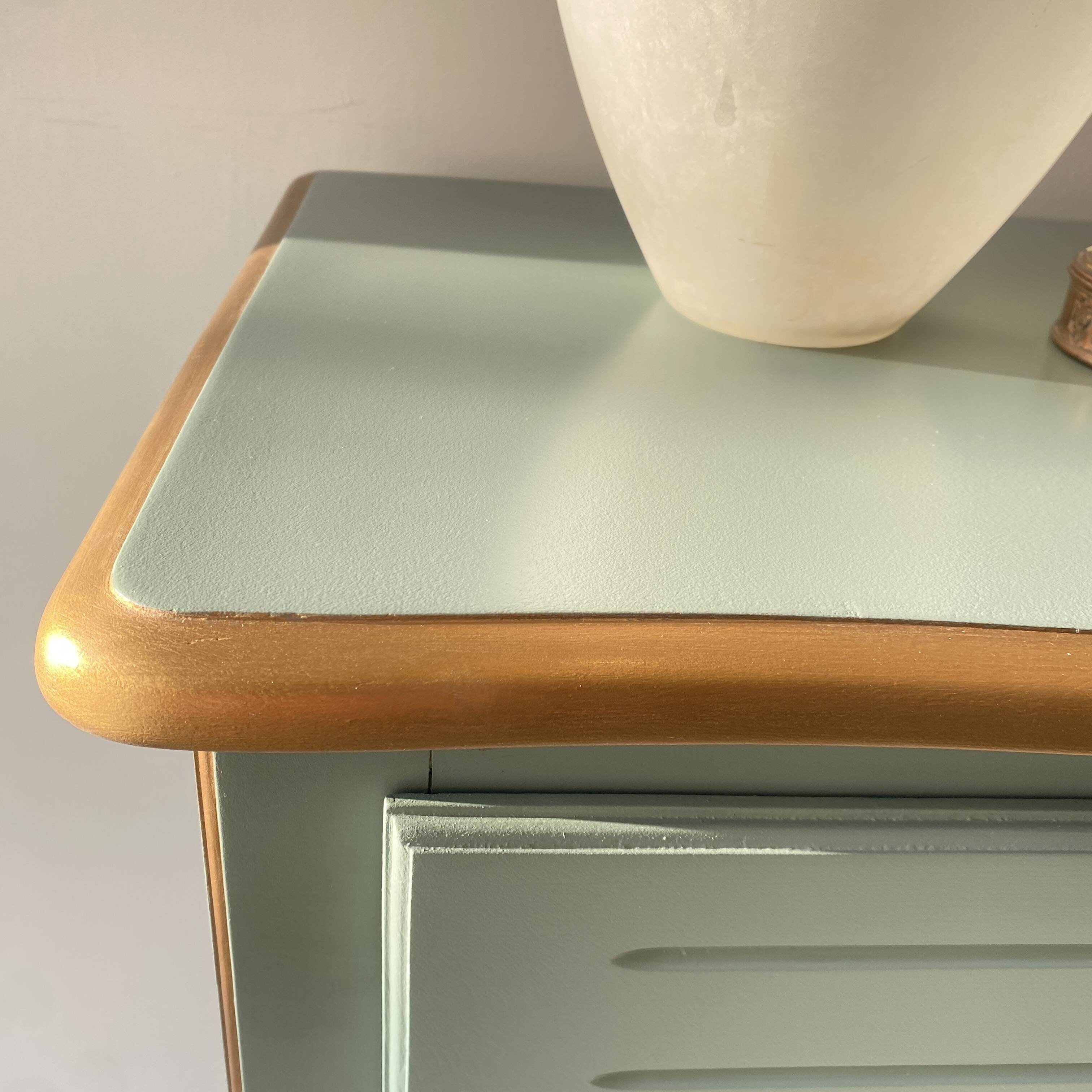 Refurbished vintage chest of drawers - Deep green with gold details