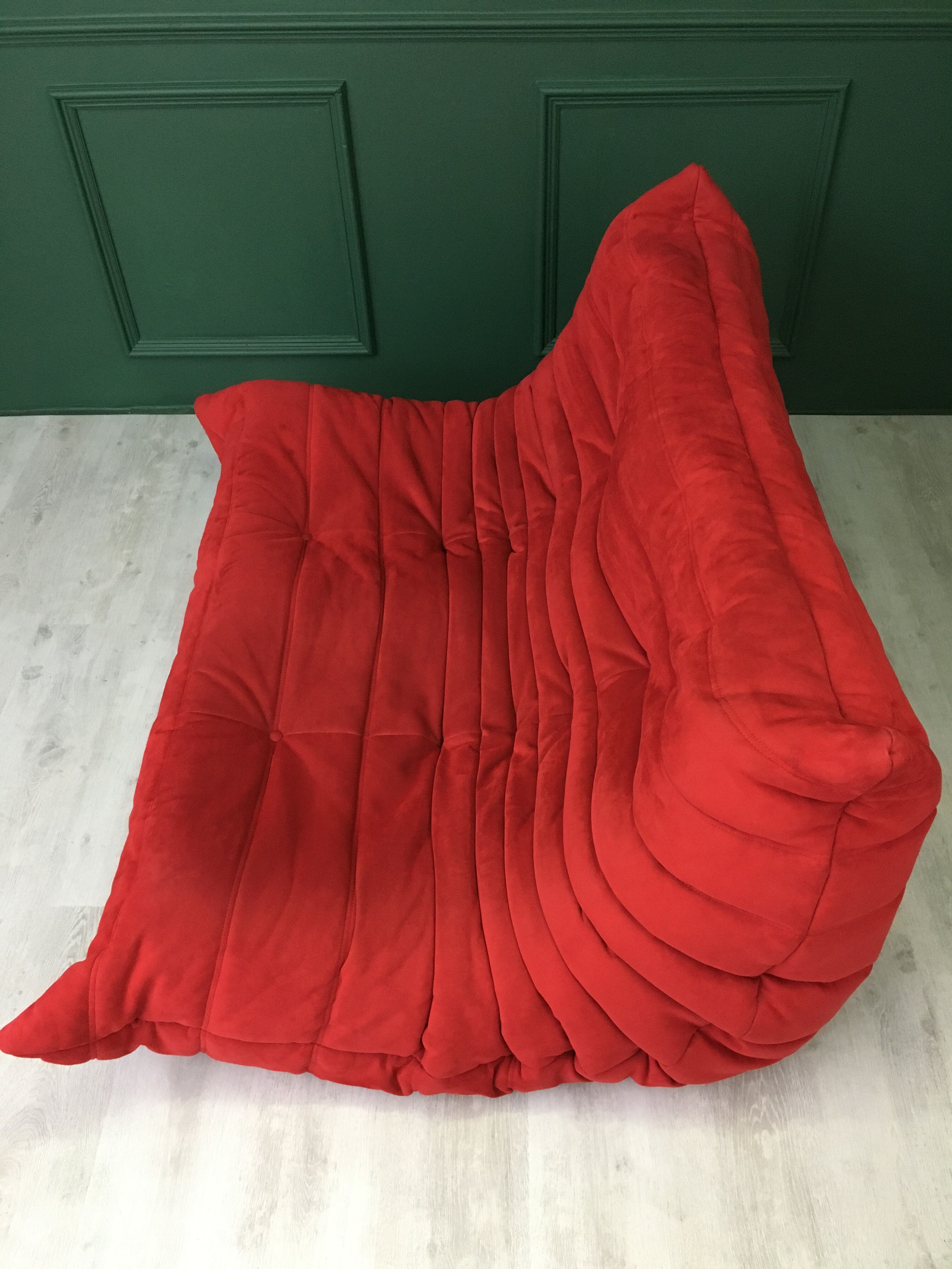 Togo rouge par Michel Ducaroy pour Ligne Roset