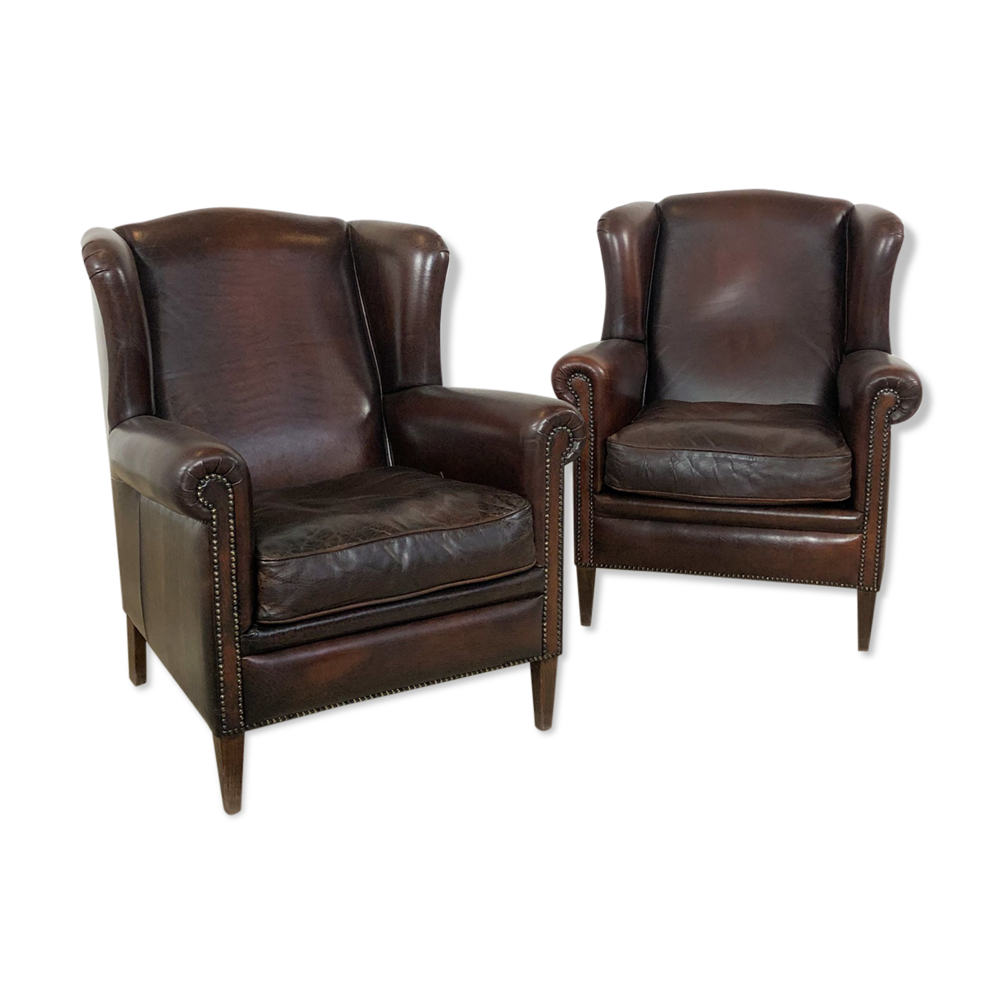 Paire de fauteuils à ailes en cuir de mouton brun foncé vintage