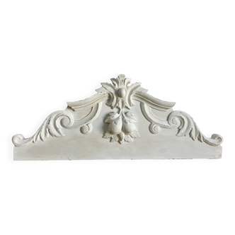 Ancien fronton, bois sculpté