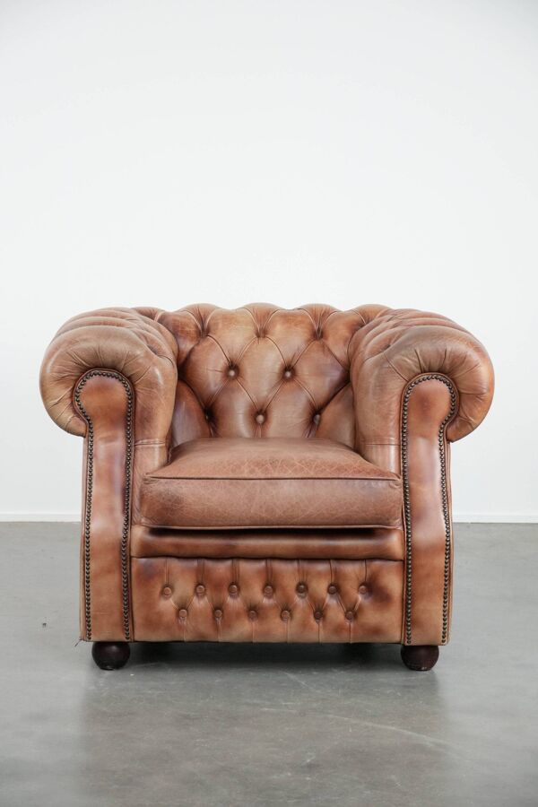 Fauteuil Chesterfield de style anglais en cuir de vache.