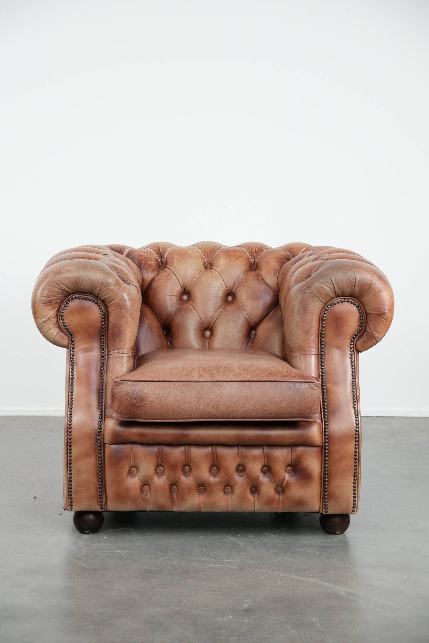 Chesterfield armchair in English style made of cowhide leather