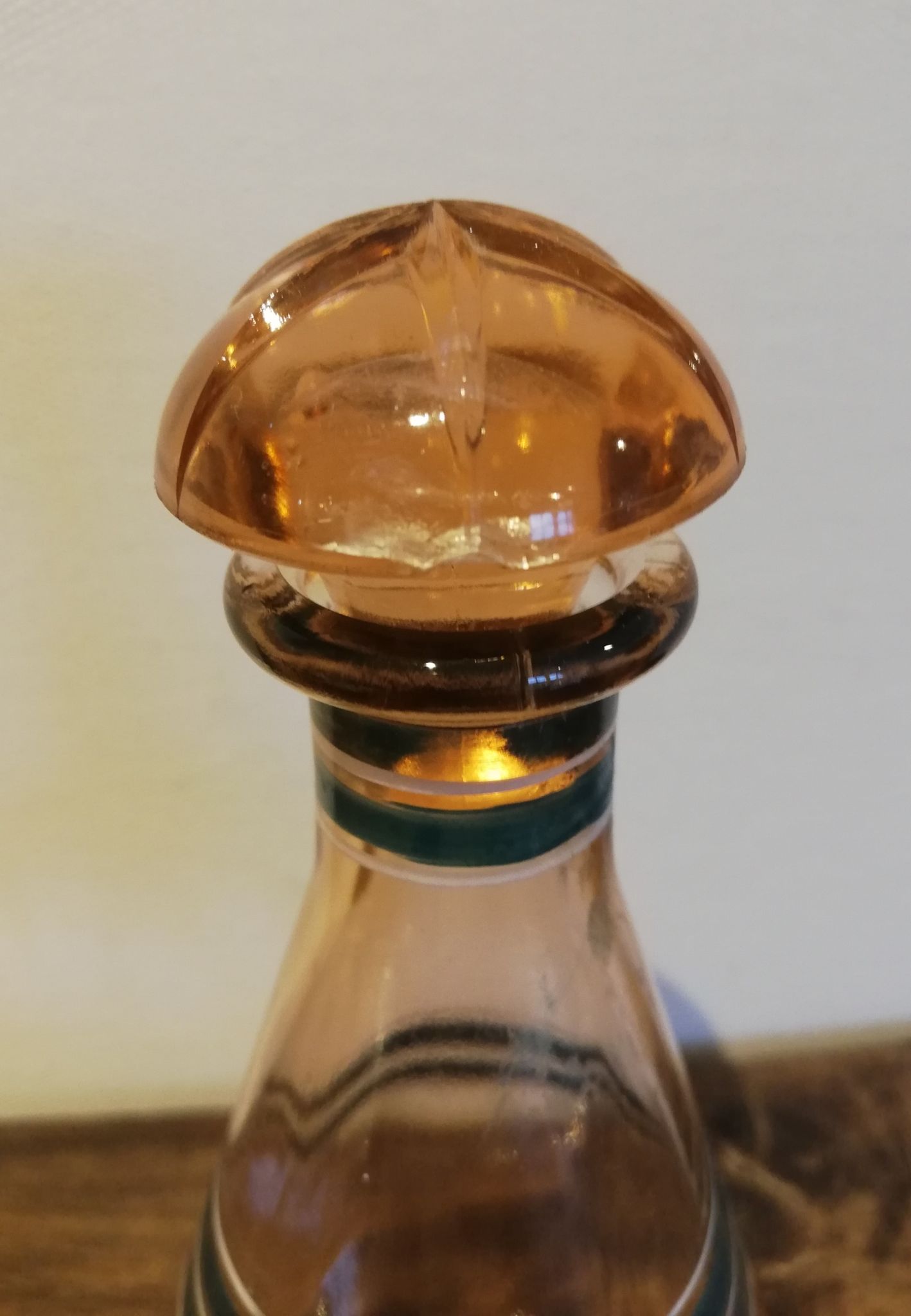 Carafe en verre moulé