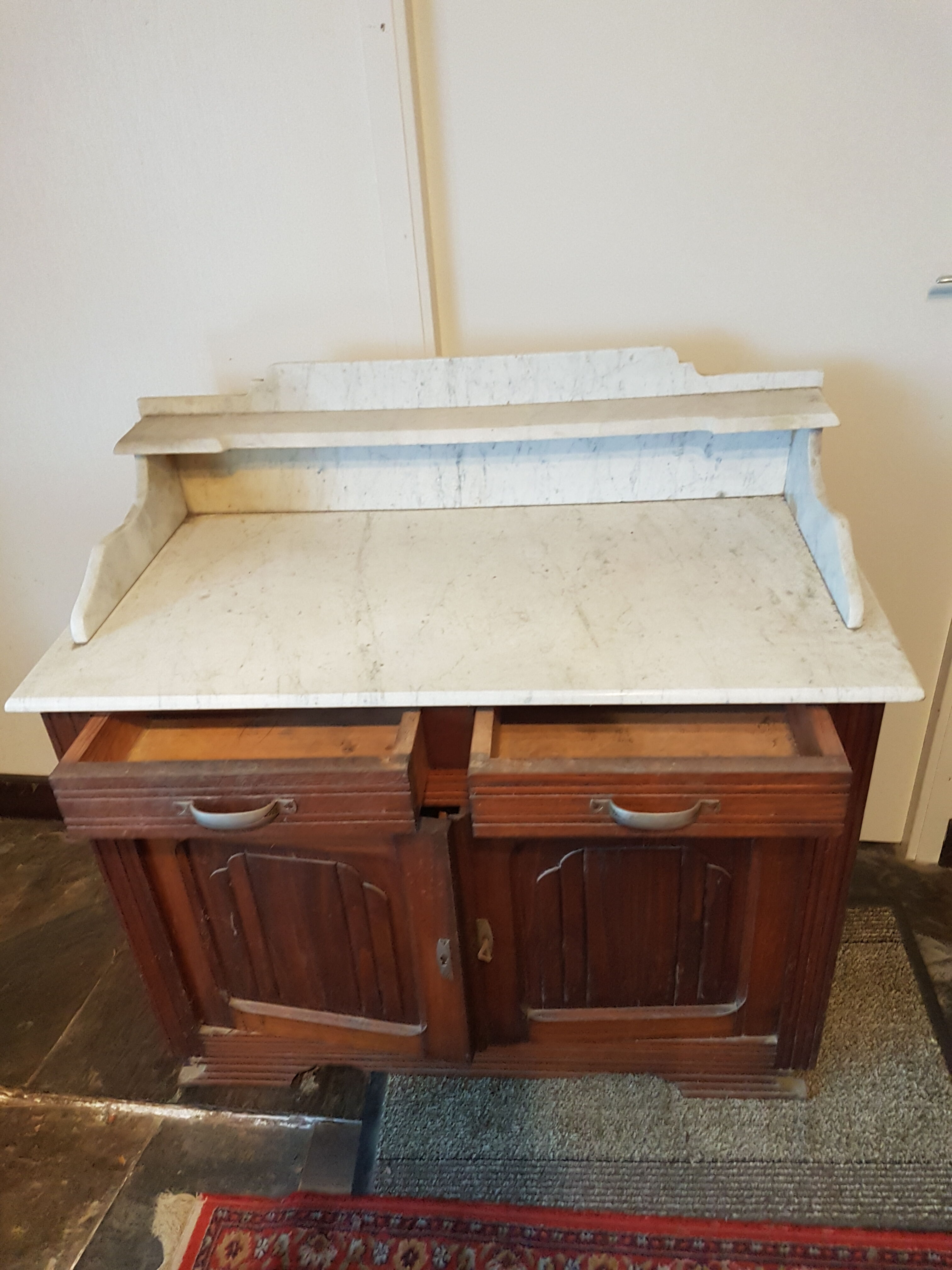 Toilet/dressing table