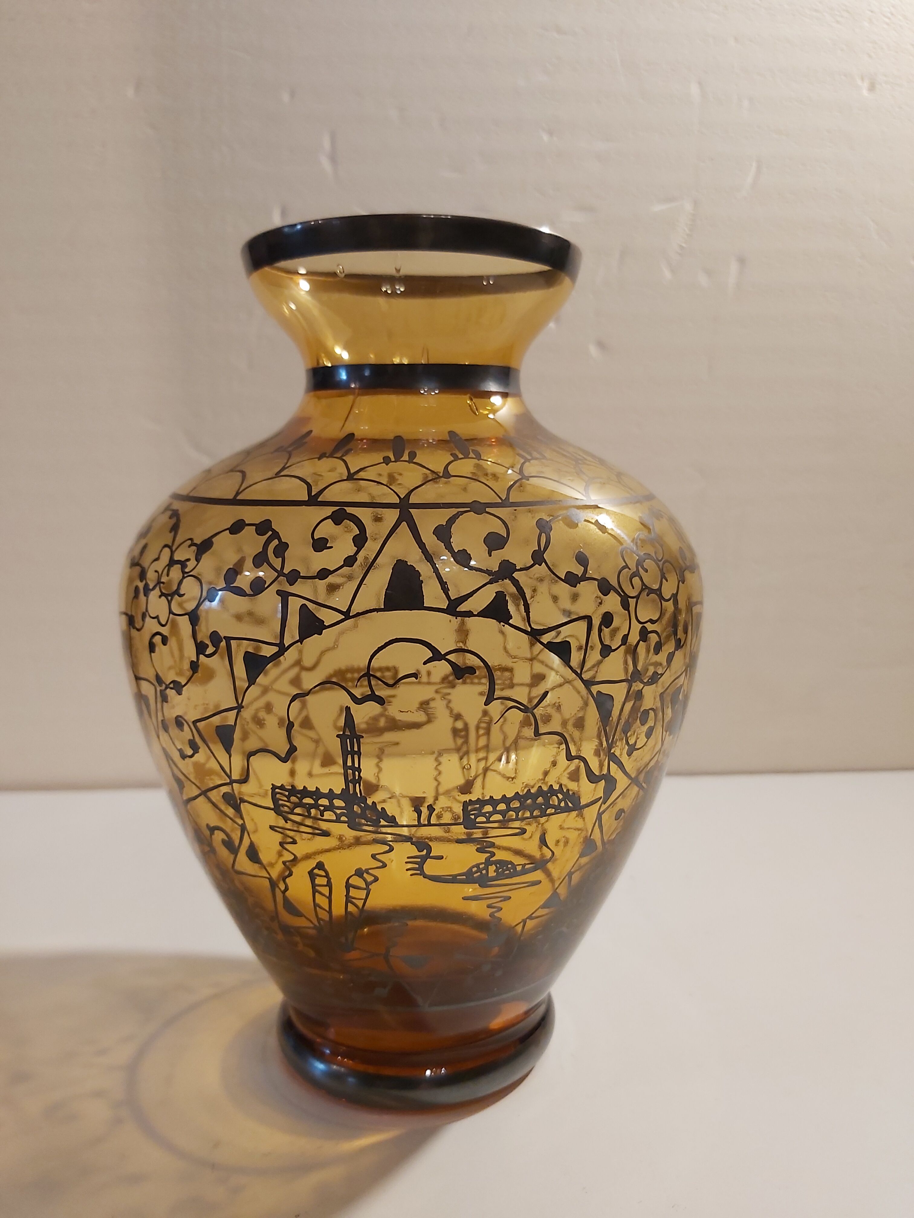 Vase with silver inclusion for decoration