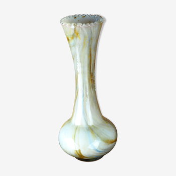 Vase en verre soufflé à col dentelé, blanc marbré à inclusions d'or - fin XIXème