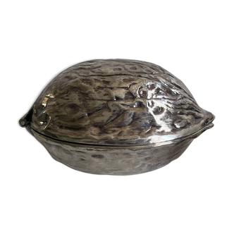 Casse noix vintage en métal en forme de noix