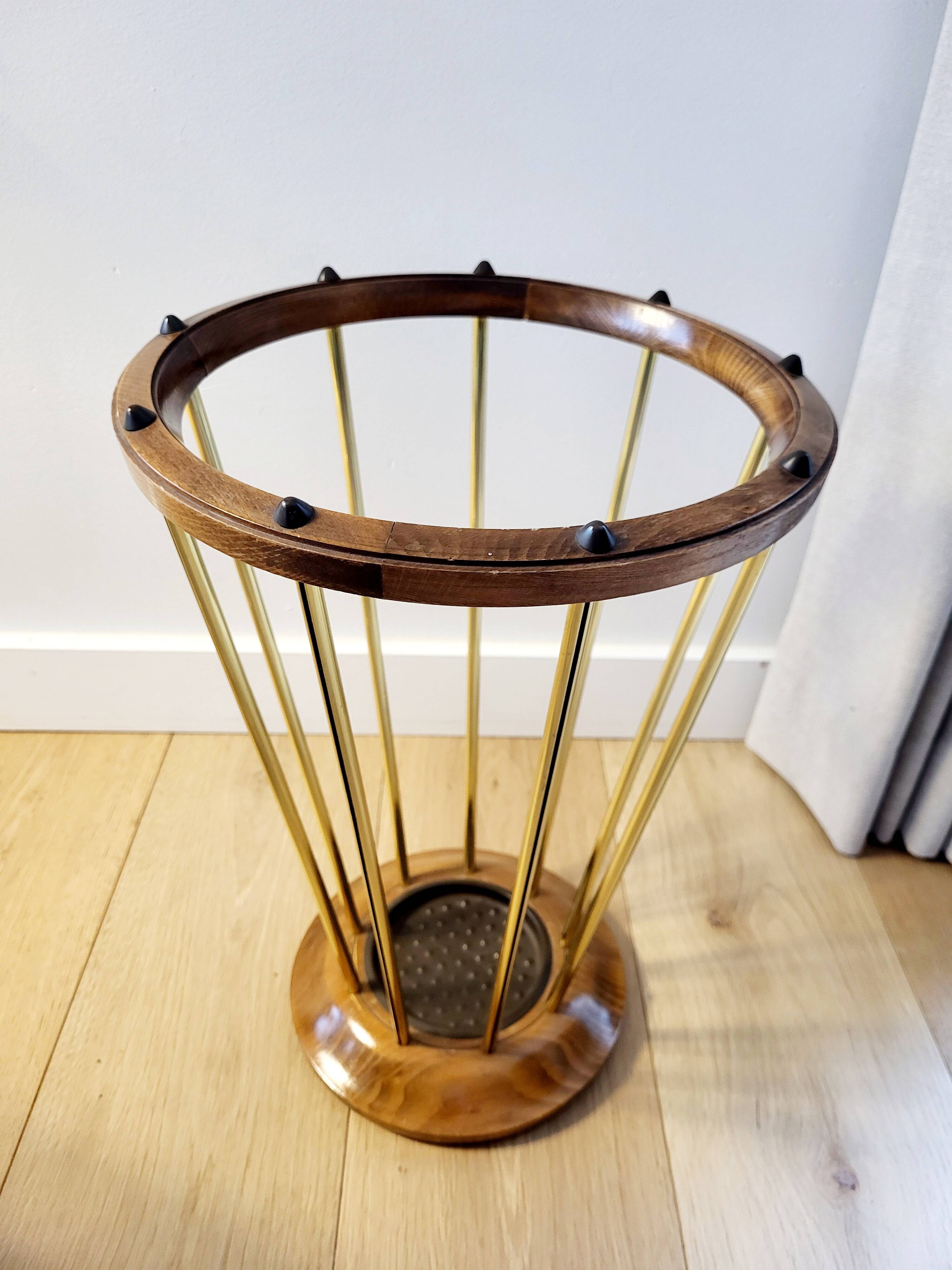 Porte-parapluie en bois et laiton, années 1950