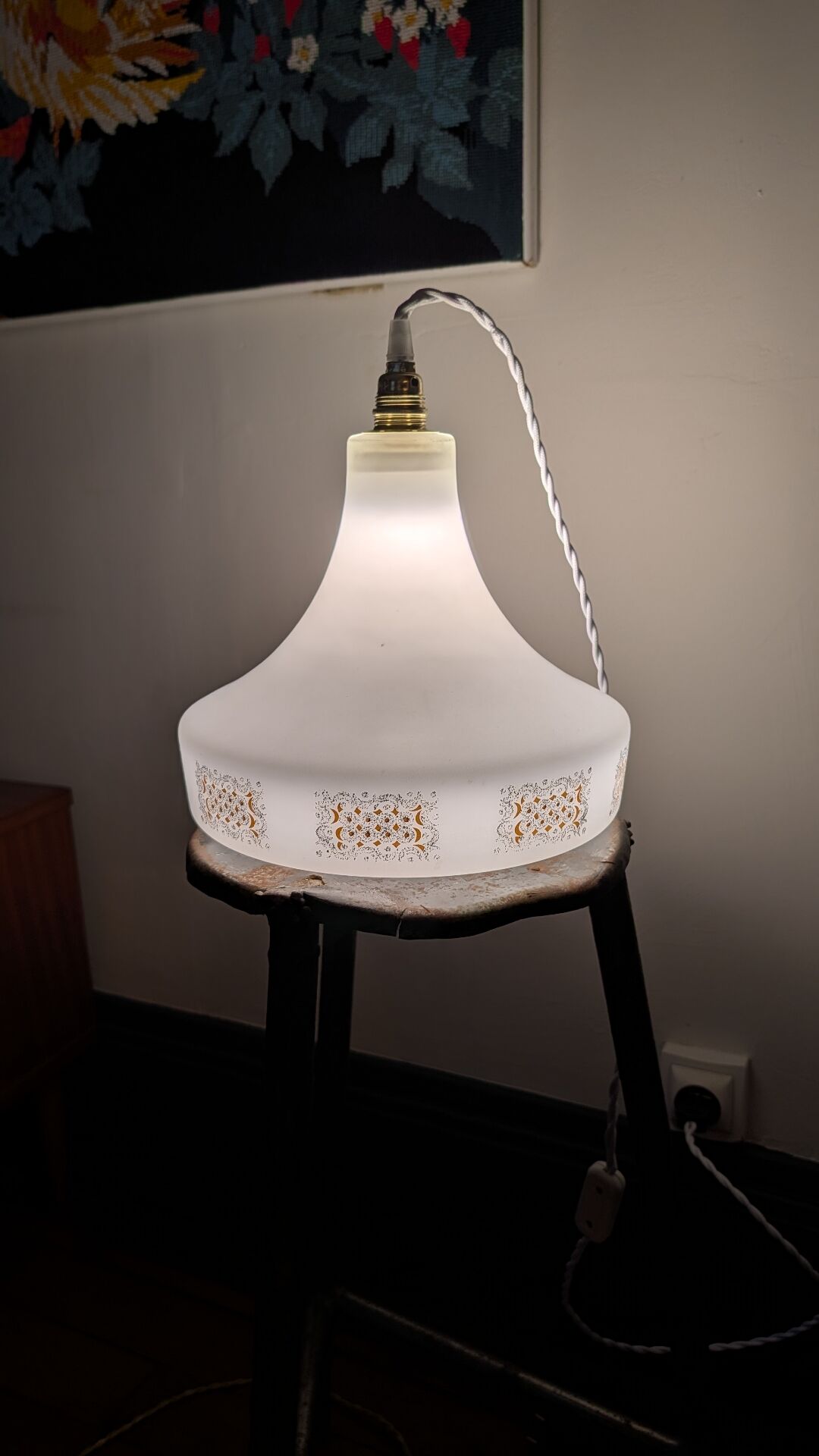 Suspension en opaline décor géométrique