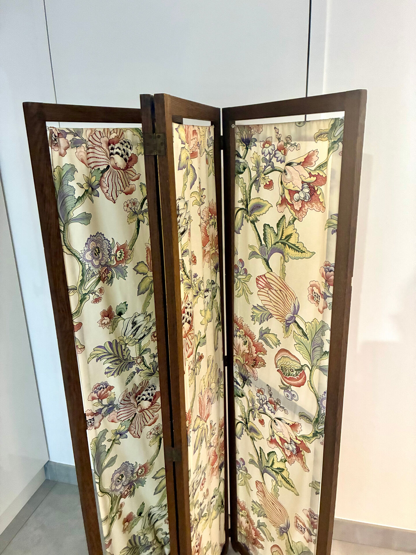 1950 oak screen with 4 panels in very good condition.